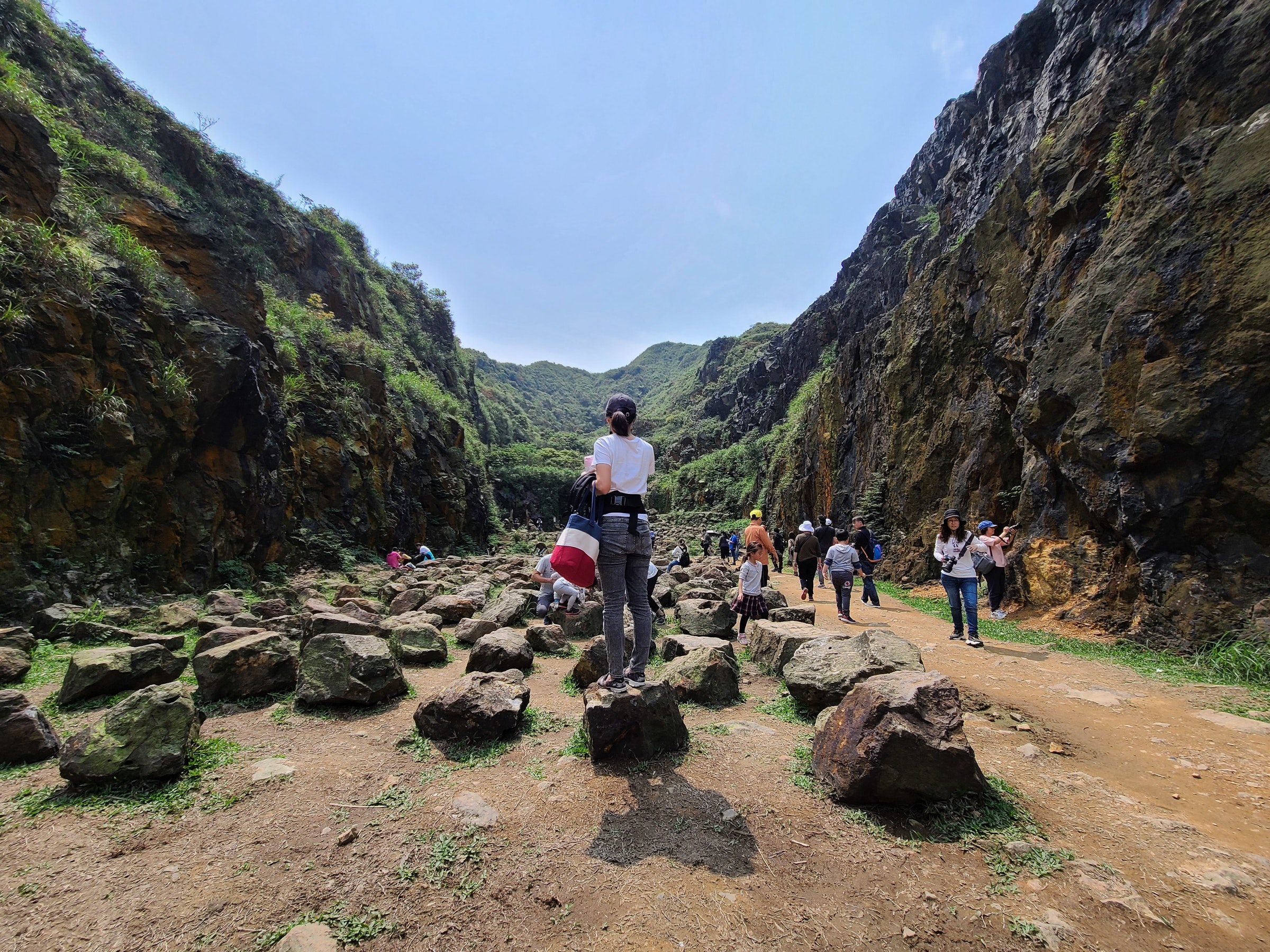 照片中包含了山、背包旅行、地质学、瓦迪、露头