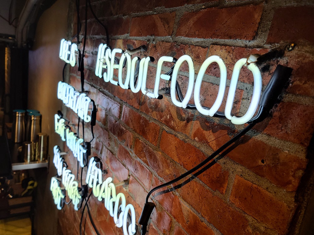 照片中提到了ROLFOOD,包含了铁、字形、仪表