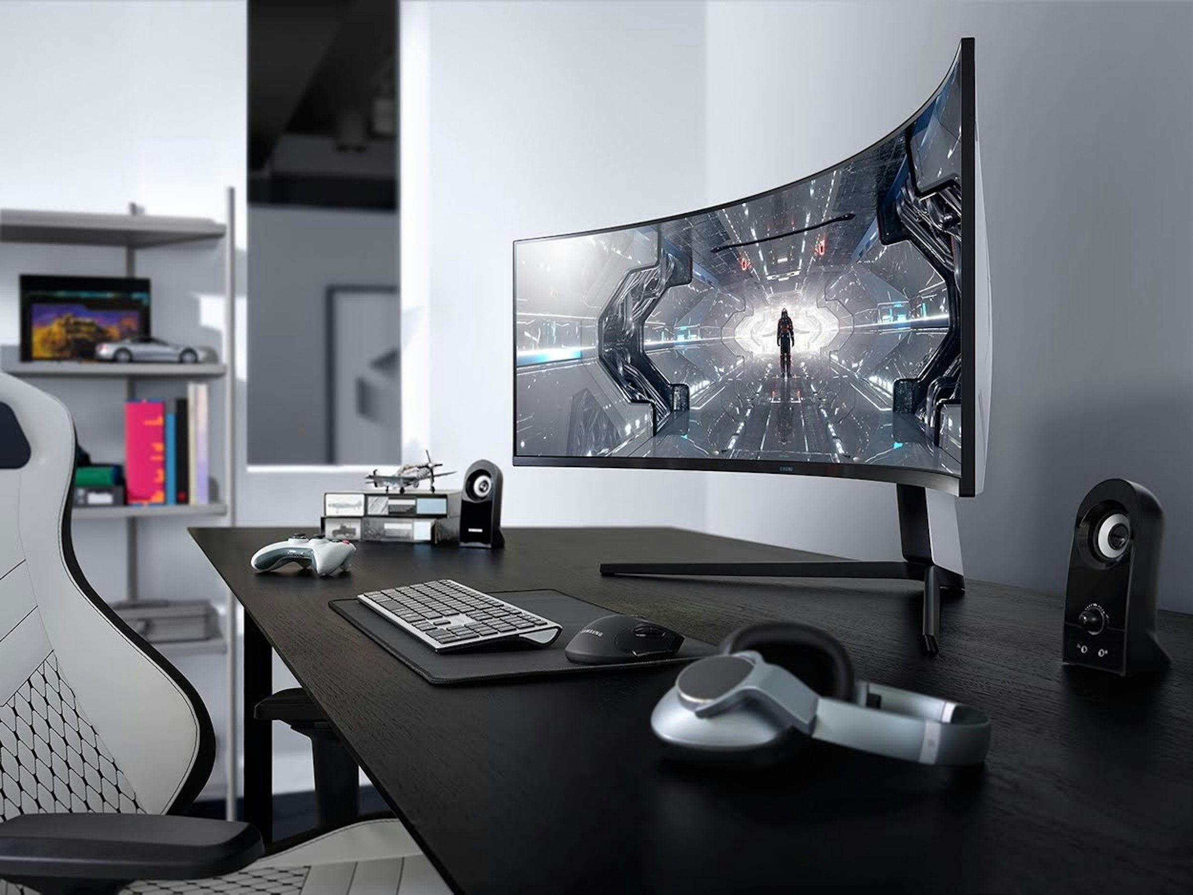 照片中包含了三星奧德賽G9、三星、電腦顯示器、Samsung Odyssey G9 49英寸弧形遊戲顯示器、三星Odyssey G7 QLED