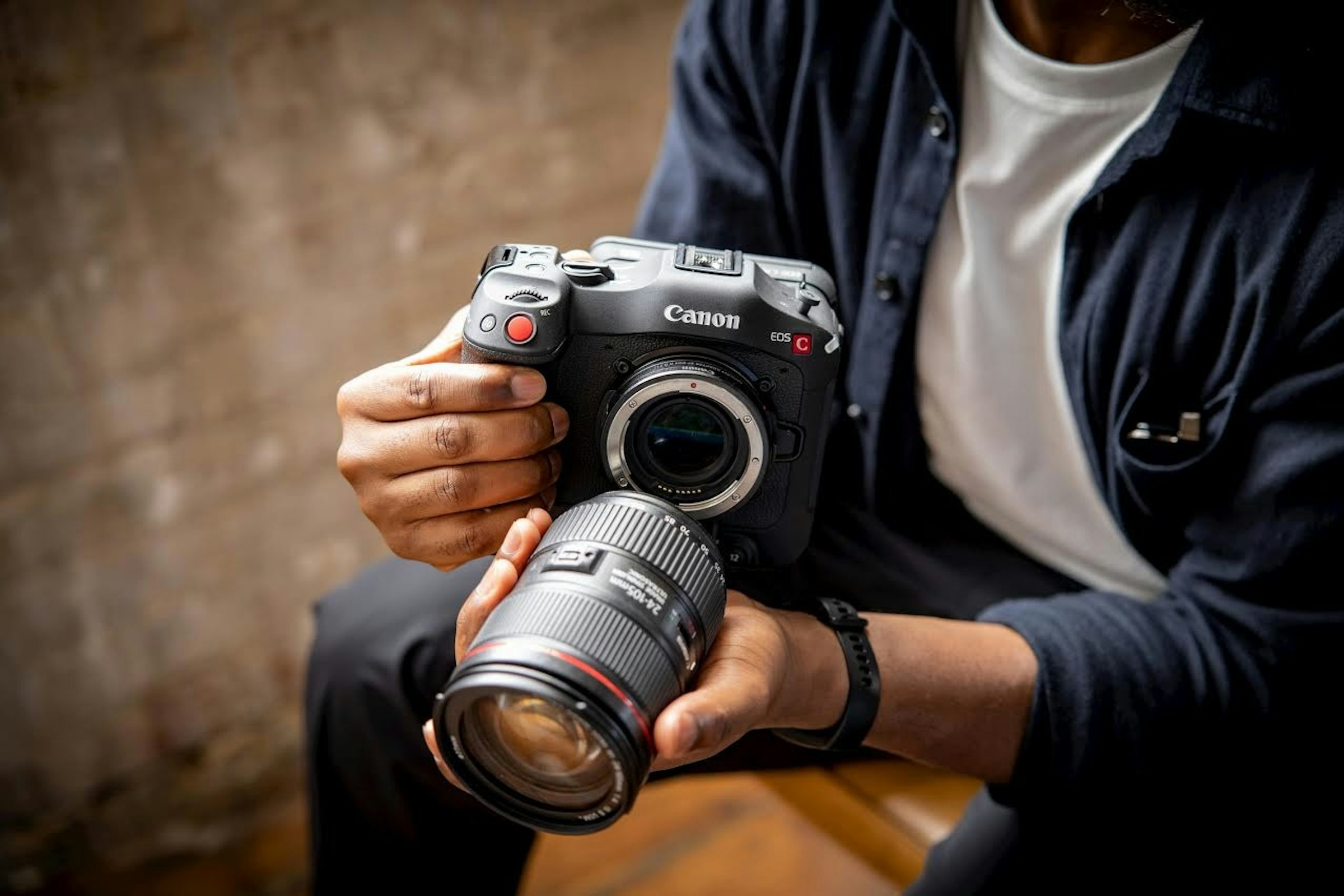 照片中提到了Canon、EOS C，包含了佳能EOS C 70、佳能EOS R5、佳能RF卡口、佳能EF鏡頭座、佳能EOS C70