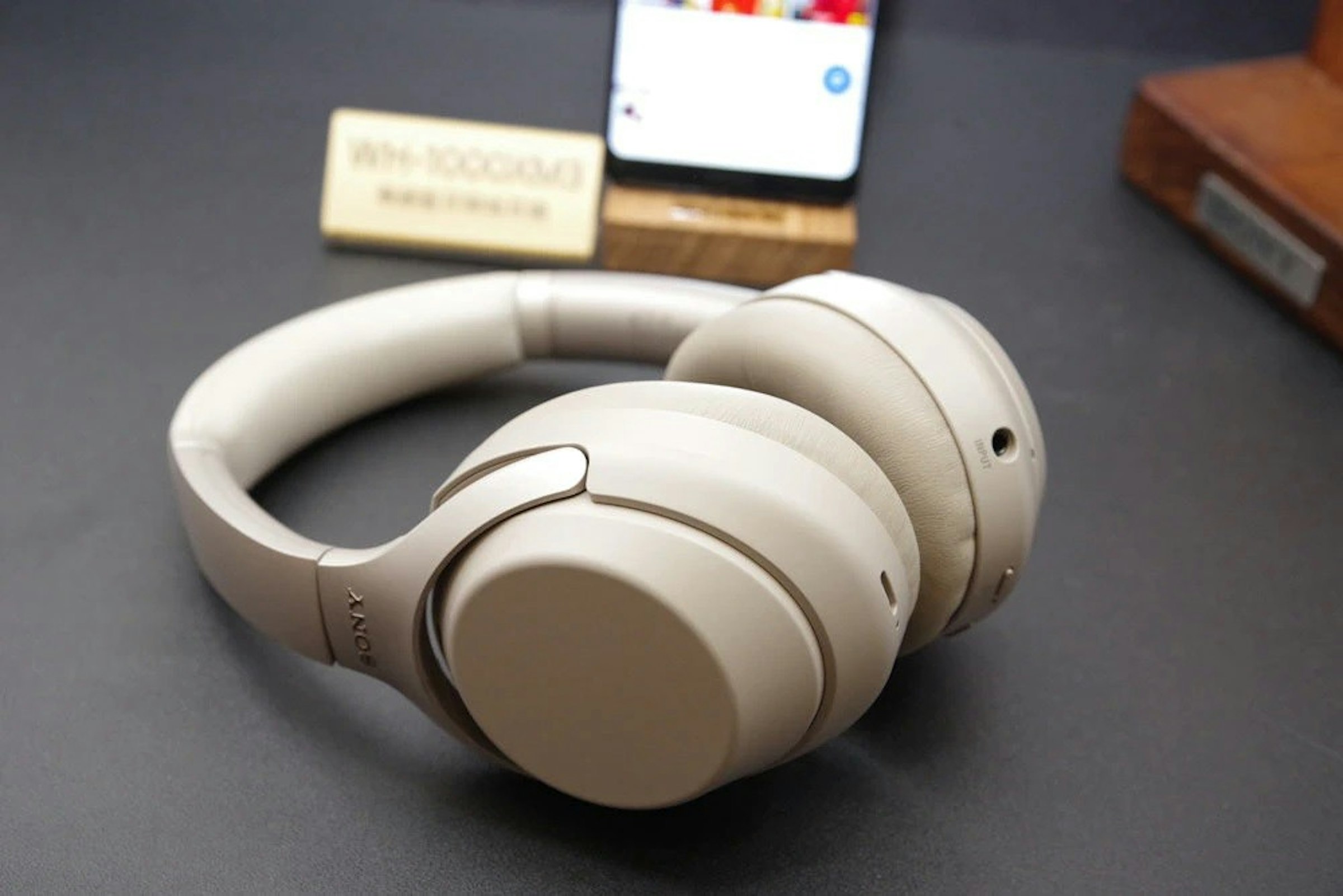 照片中提到了WH-1000M，包含了頭戴式耳機、索尼WH-1000XM4、主動噪音控制、降噪耳機、索尼公司
