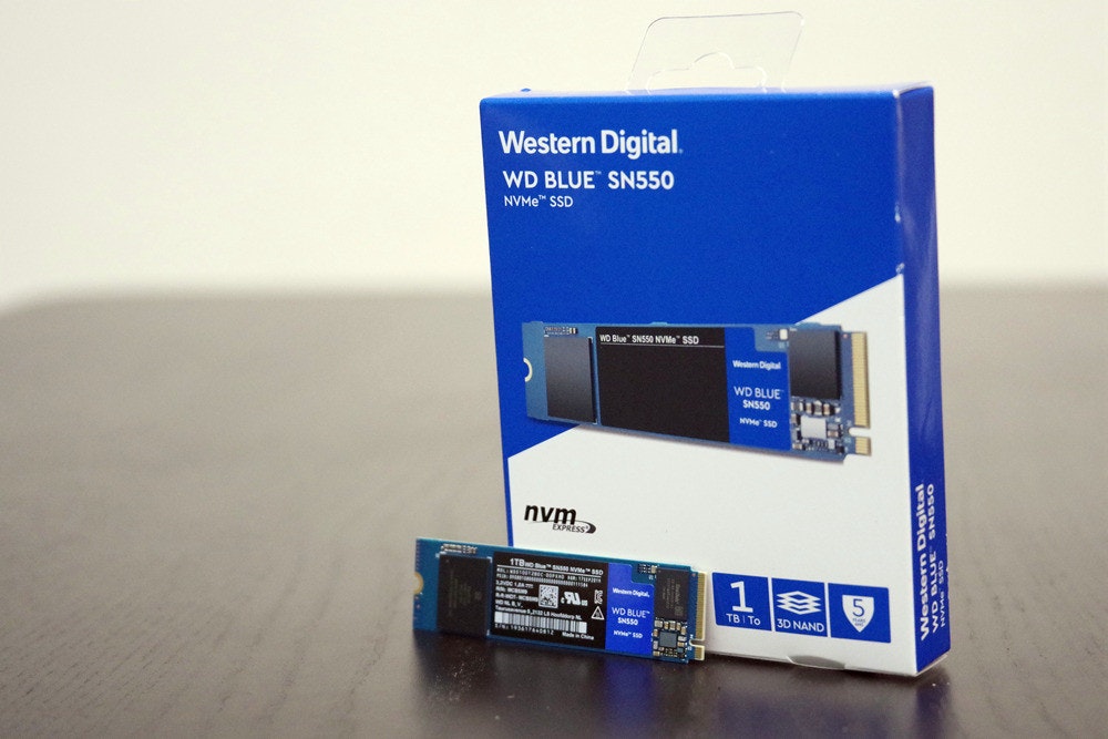 照片中提到了Western Digital.、WD BLUE SN550、NVME" SSD，包含了電子產品、快閃記憶體、西部數據、NVM Express、M.2