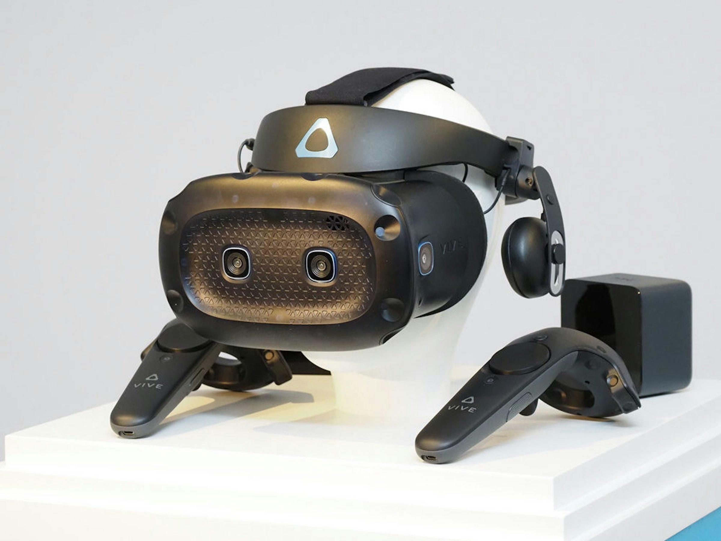 照片中提到了VIVE、VIVE，跟暹羅商業銀行有關，包含了相機配件、音響器材、相機、鏡頭、產品