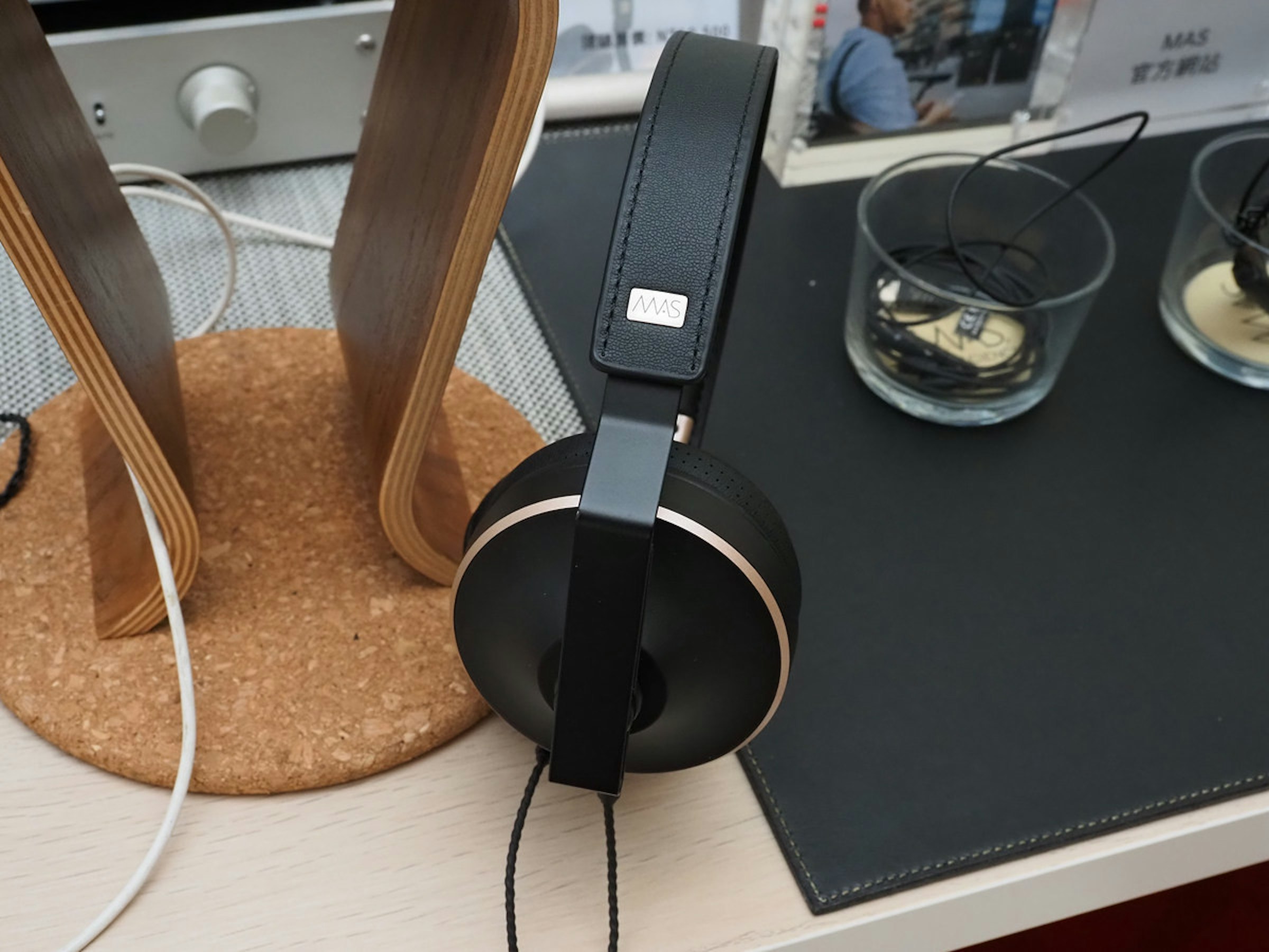 照片中提到了MAS、MAS，包含了頭戴式耳機、頭戴式耳機、音響器材、產品設計、電子產品