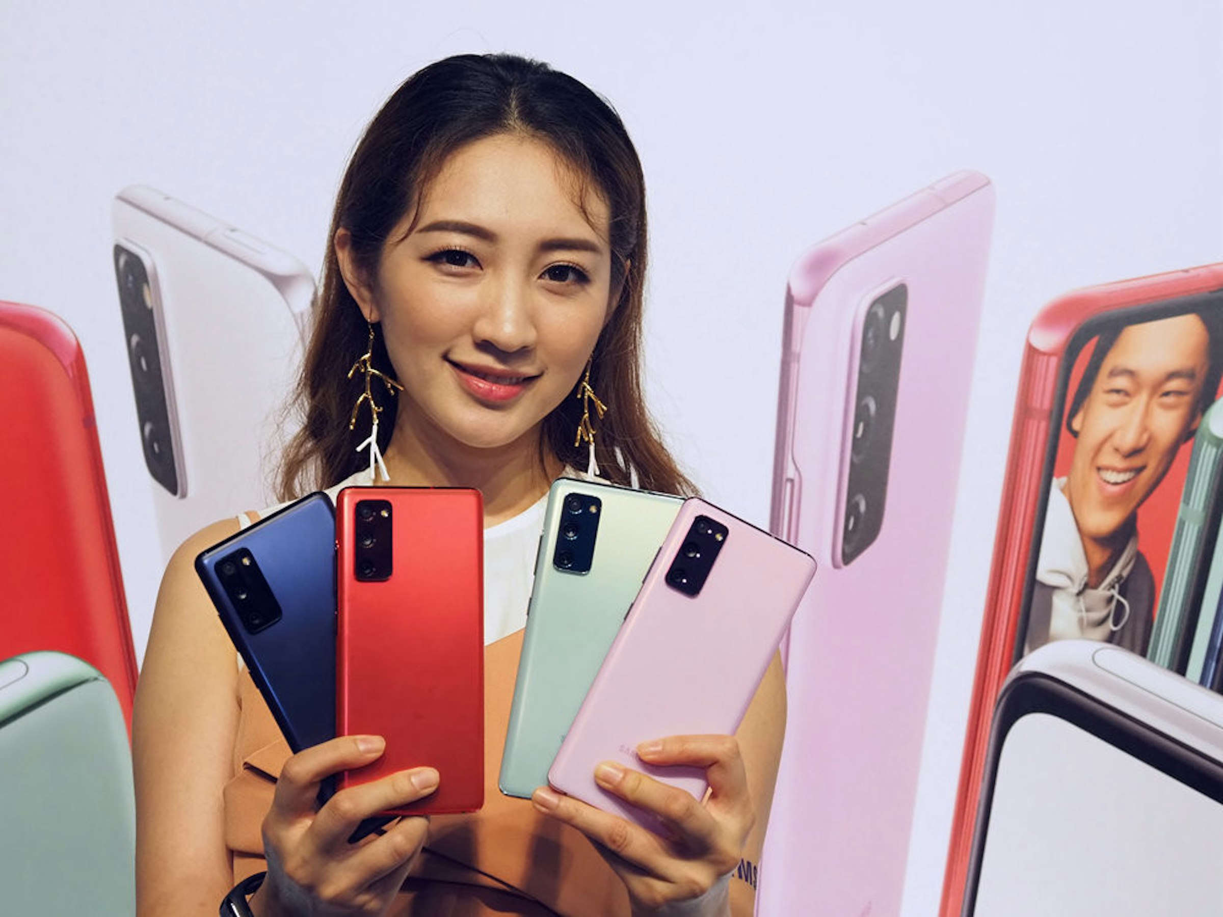 照片中包含了女孩、電子產品