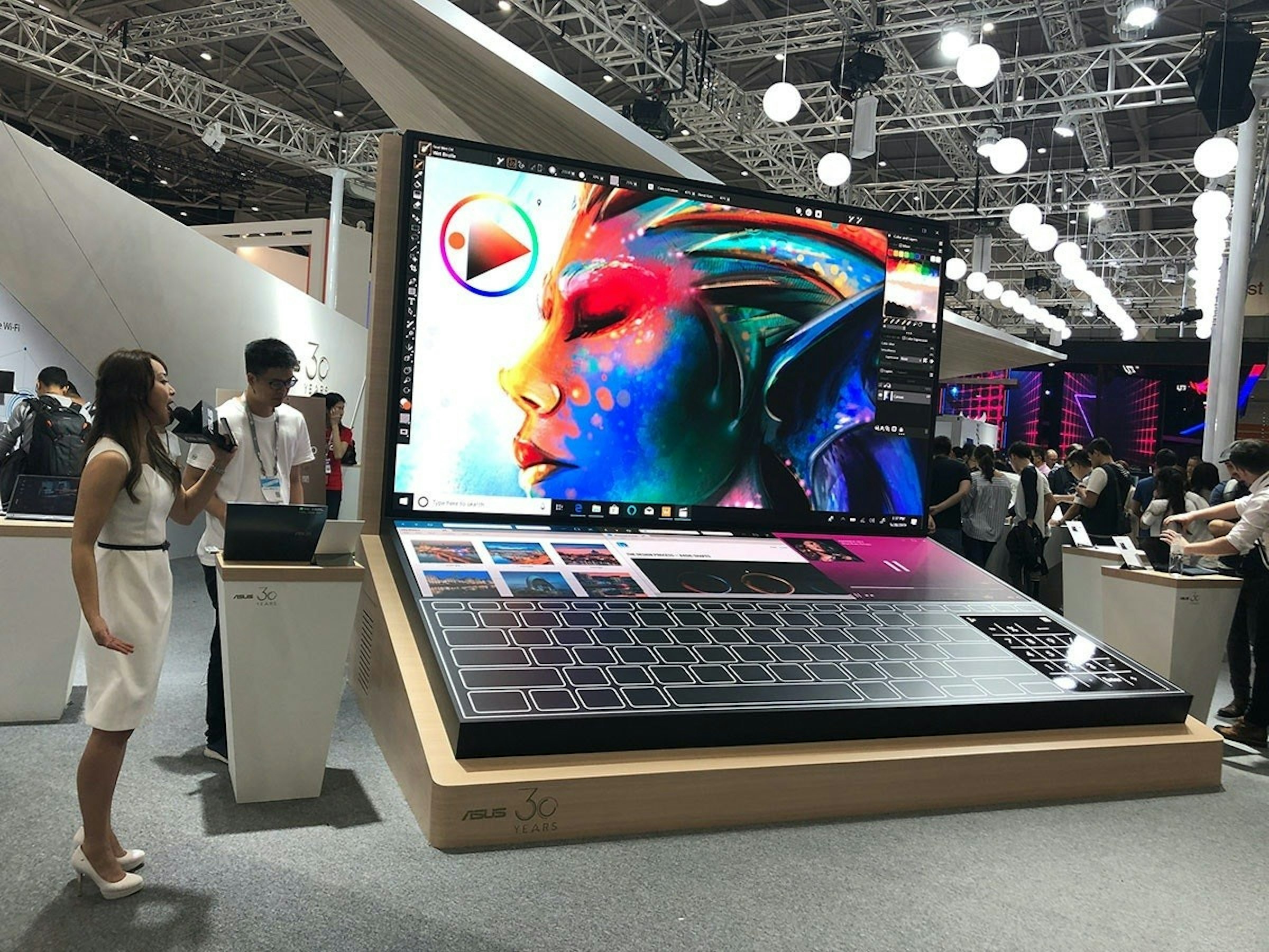 照片中跟飛鳥航空有關，包含了電子產品、2019台北國際電腦展、華碩ZenBook Duo UX481、華碩、電腦