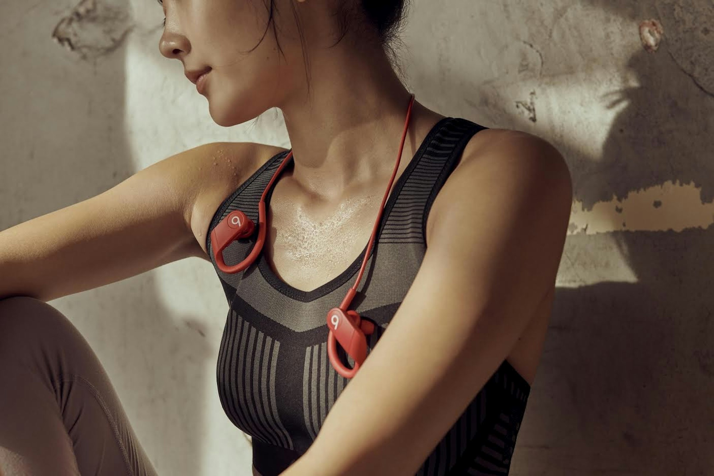照片中包含了Powerbeats 4、蘋果擊敗Powerbeats Pro、節拍電子、擊敗力量、耳塞