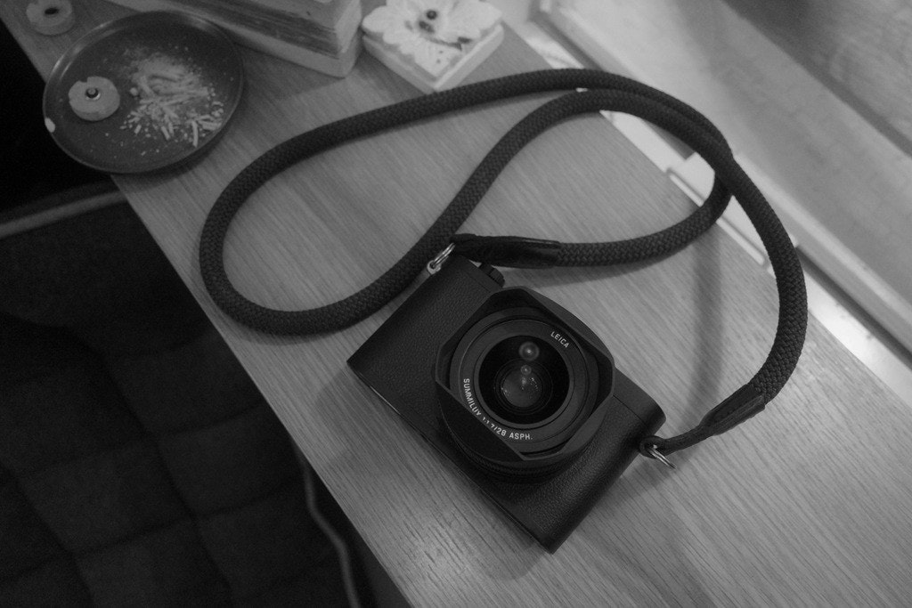 照片中提到了LEICA、MILUY 11 T/28 ASPH.,包含了照片、數碼單反、照片、鏡頭、黑與白