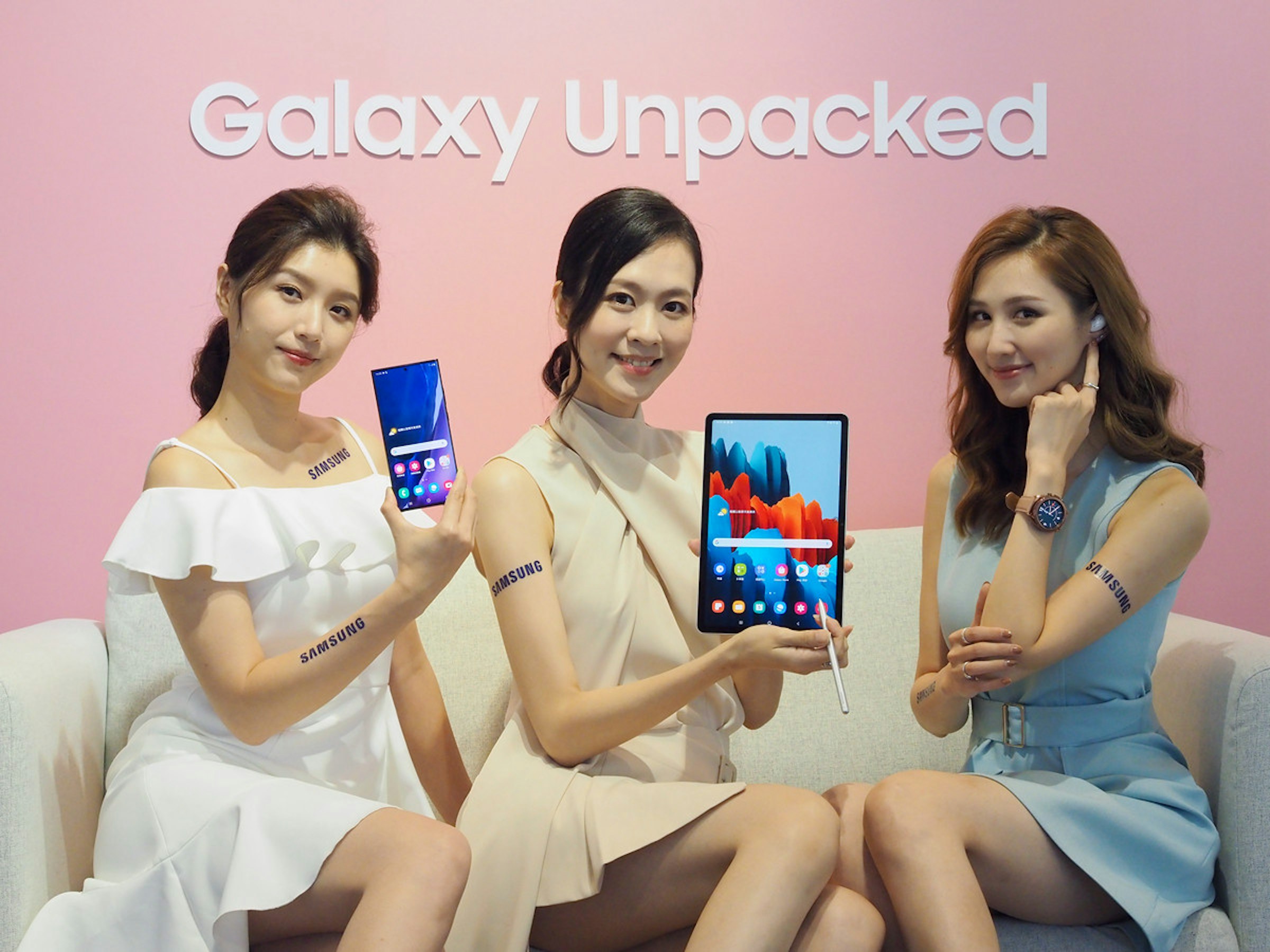 照片中提到了Galaxy Unpacked、SAMSUNG、SAMSUNG，跟三星集團有關，包含了美女、公共關係、產品、上市、美人