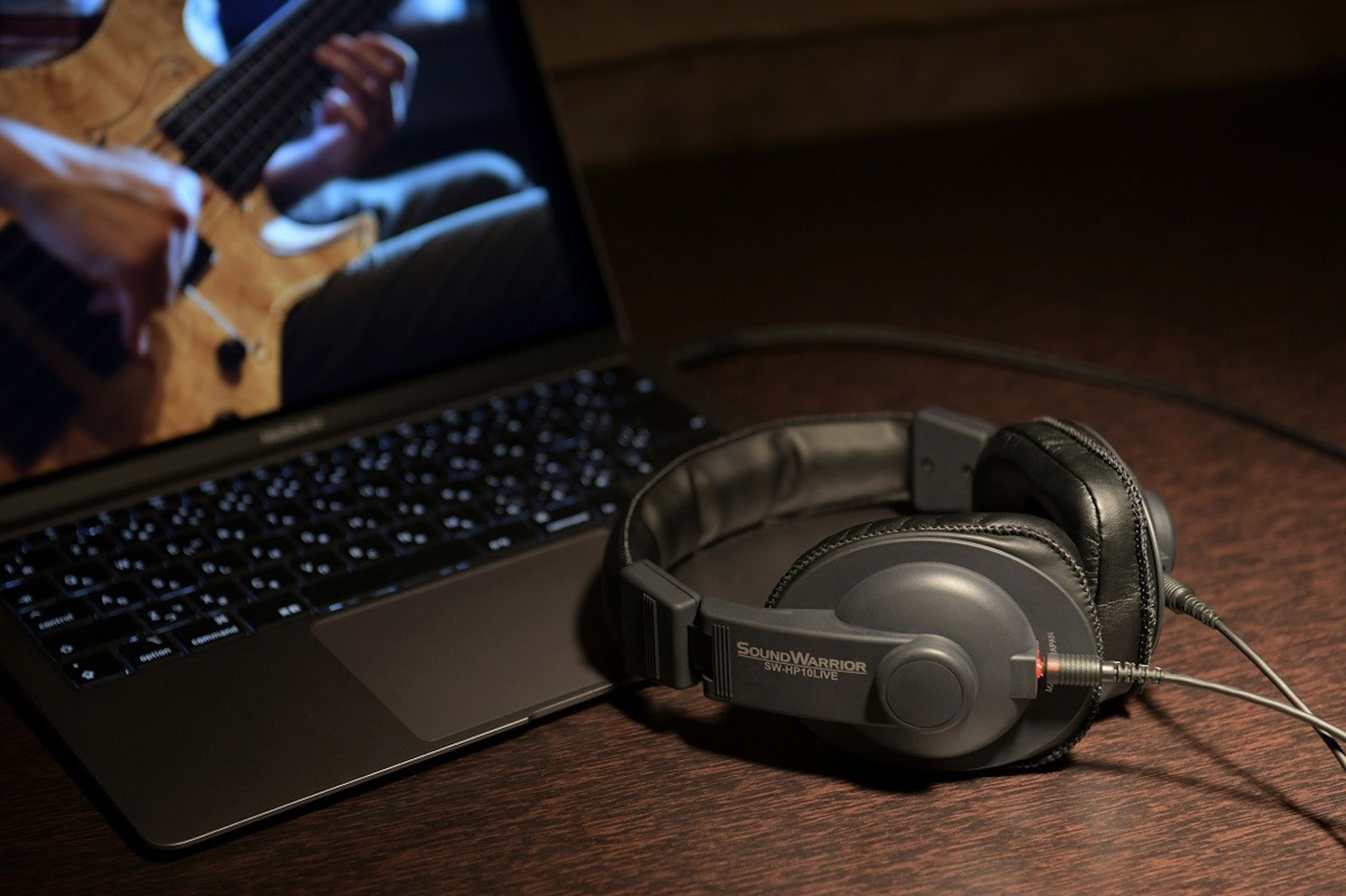 照片中提到了SOUNDWARRIOR、SW-HP1OLIVE，跟聲波有關，包含了頭戴式耳機、城下工業（株）本社工場、視聽設備、耳機、iHip戰士