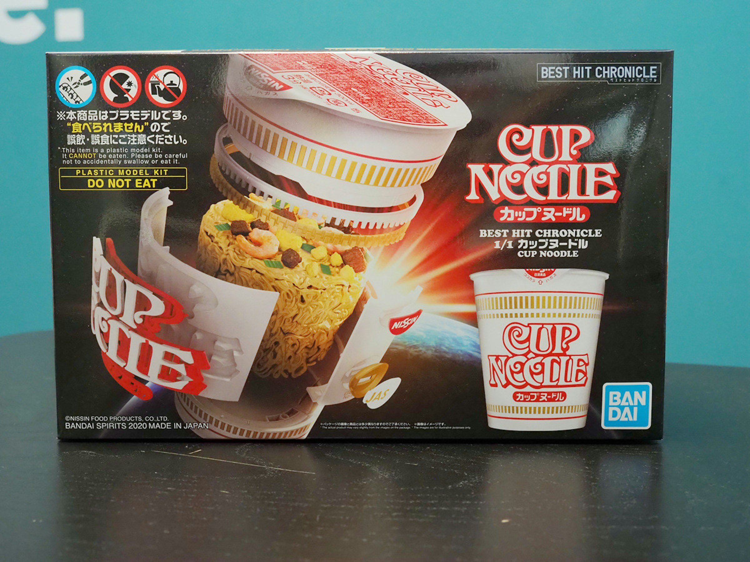 照片中提到了BEST HIT CHRONICLE、NISSIN、※本商品はブラモデルです。，跟杯麵、傑特比薩有關，包含了カップーヌル、日清食品、杯麵、麵條