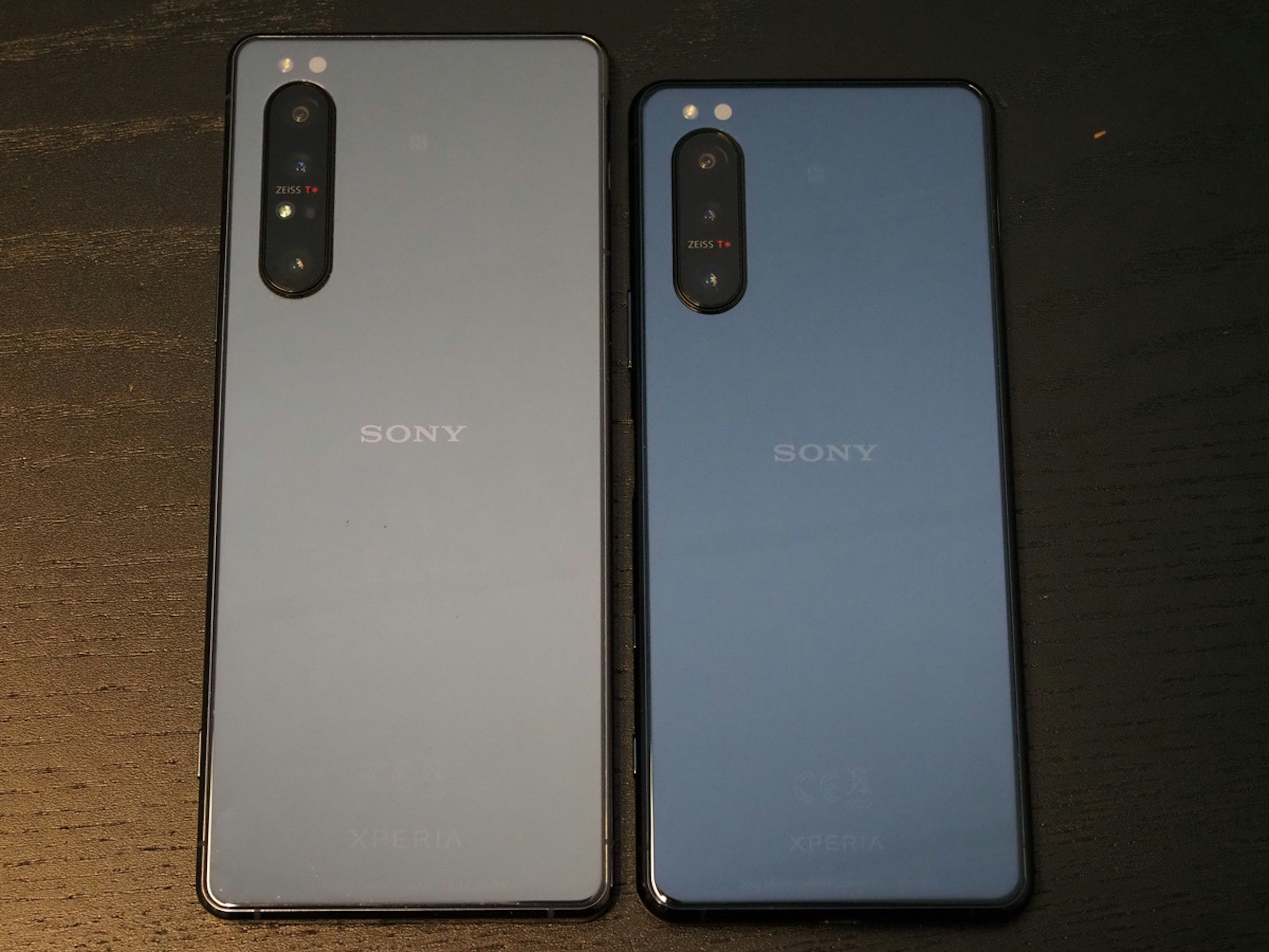 照片中提到了ZEISS T*、ZEISS T、SONY，包含了功能手機、功能手機、蜂窩網絡、便攜式通訊設備、電話