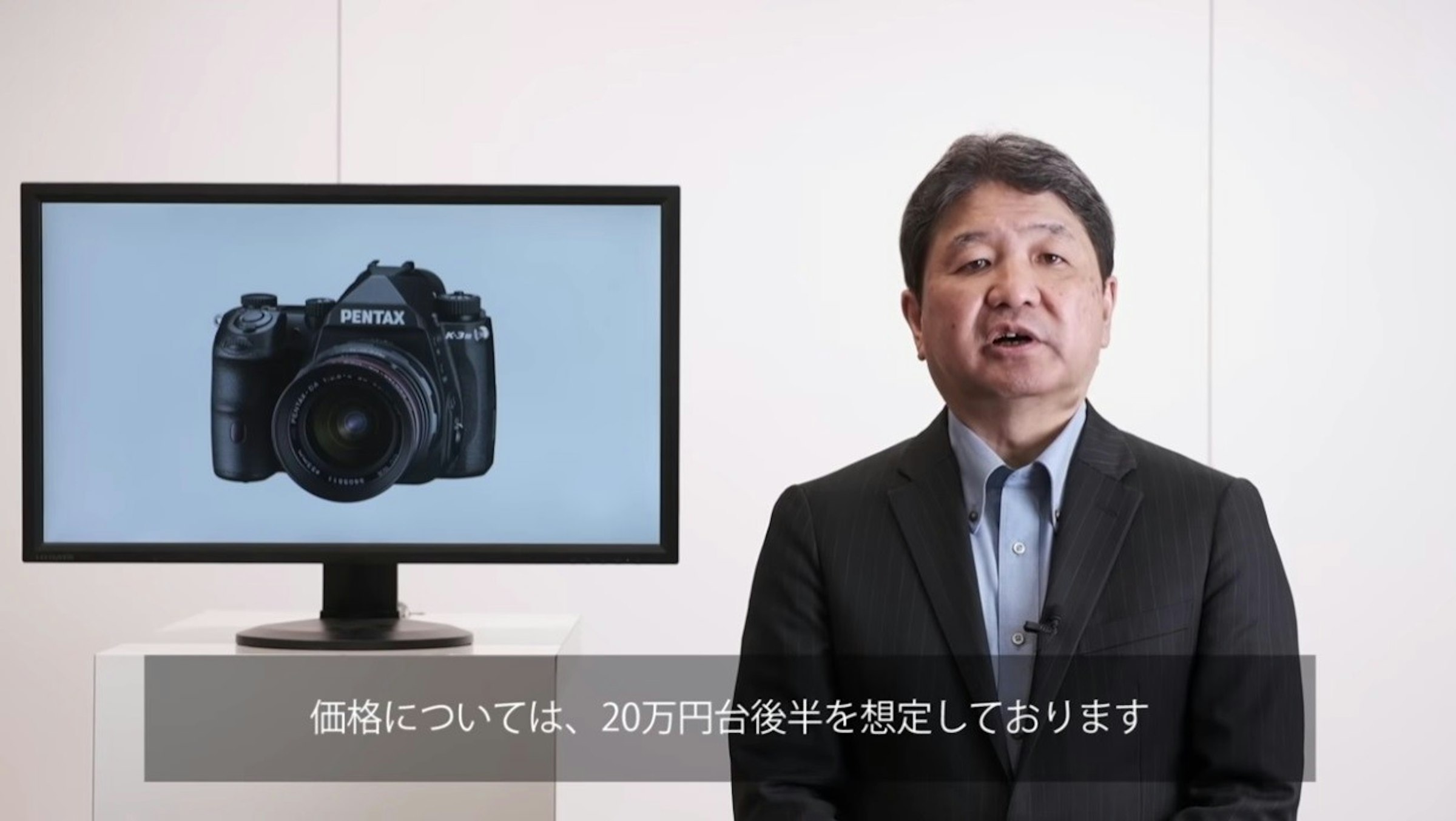照片中提到了PENTAX、価格については、20万円台後半を想定しております，包含了投影機、產品設計、適合、投影機、設計