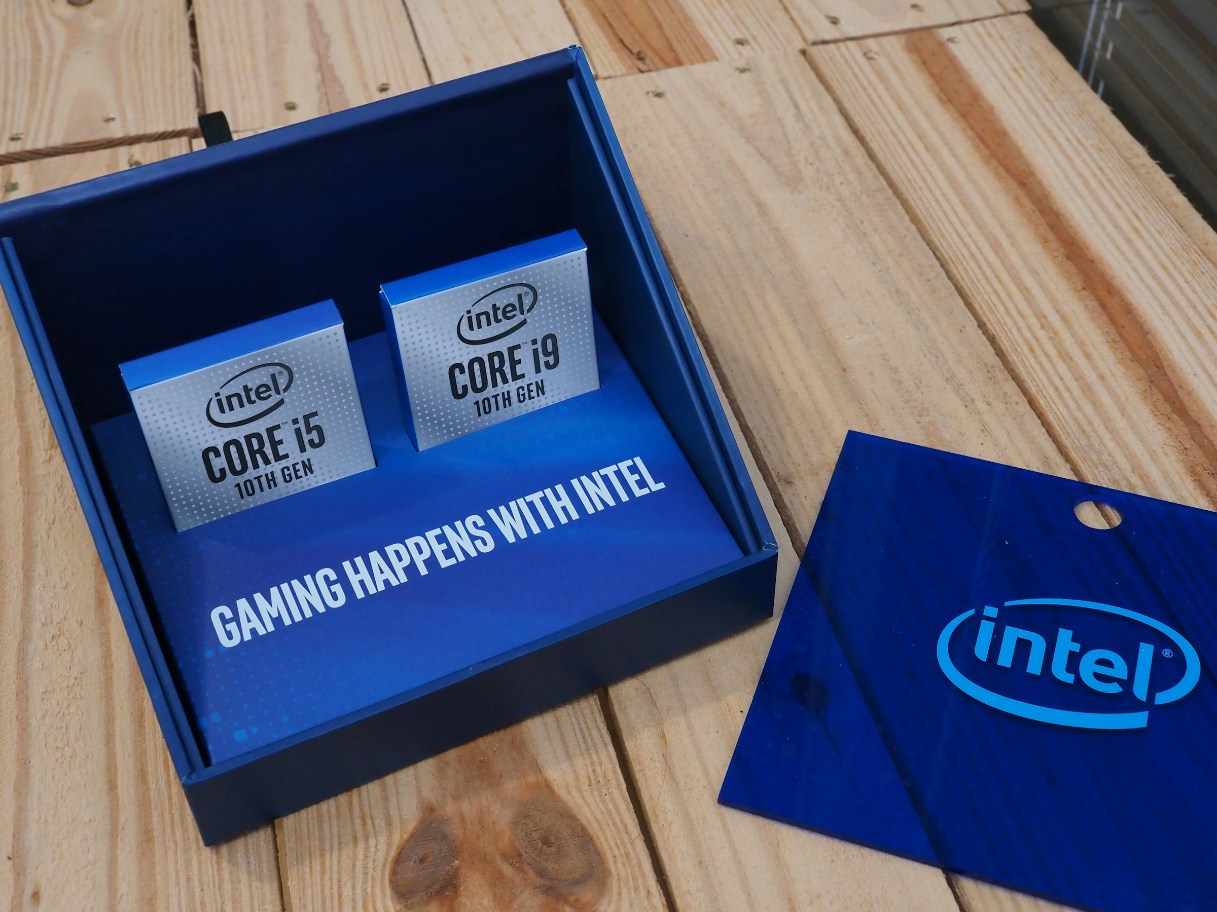 照片中提到了(intel、intel、(intel，跟英特爾、英特爾有關，包含了英特爾、產品設計、牌、產品、字形