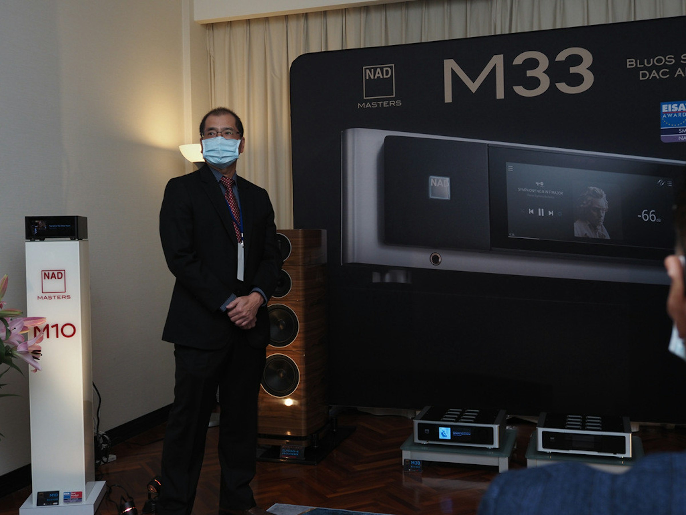照片中提到了- M33、BLUOS S、DAC A，跟NAD電子、NAD電子有關，包含了小工具、公共關係、通訊、介紹、多媒體