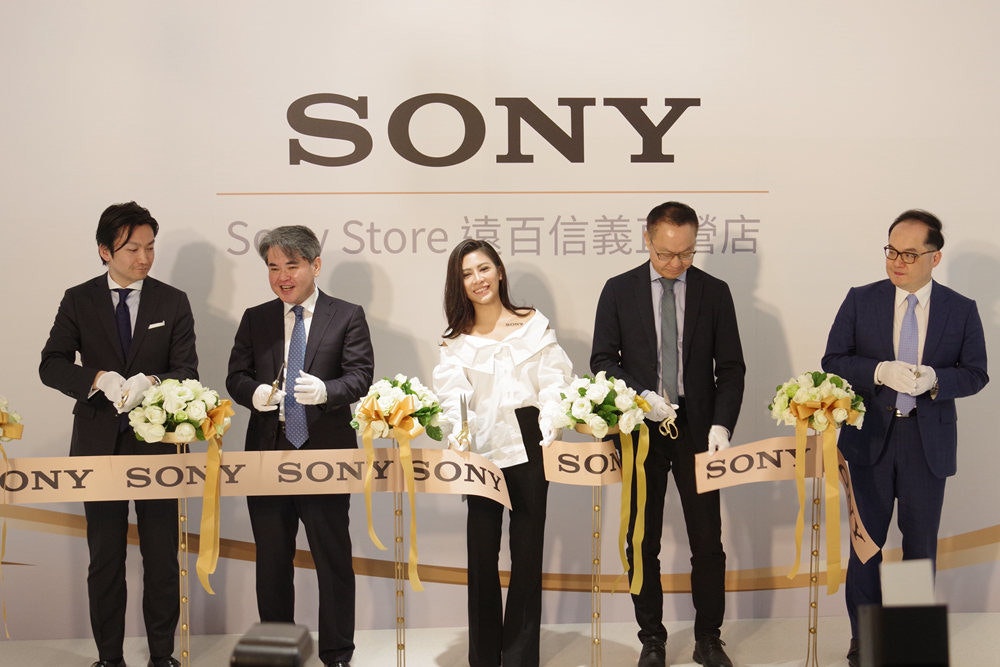 照片中提到了SONY、S Store HE E、SONY SONY，跟了索尼有關，包含了索尼公司、婚禮、新郎、燕尾服、燕尾服M.