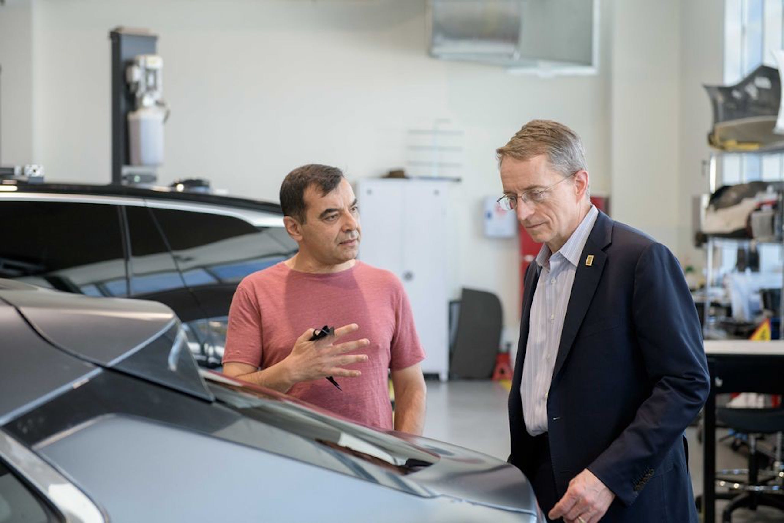 照片中包含了汽車、帕特里克·P·蓋辛格、安農·沙舒亞（Amnon Shashua）、Mobileye、汽車