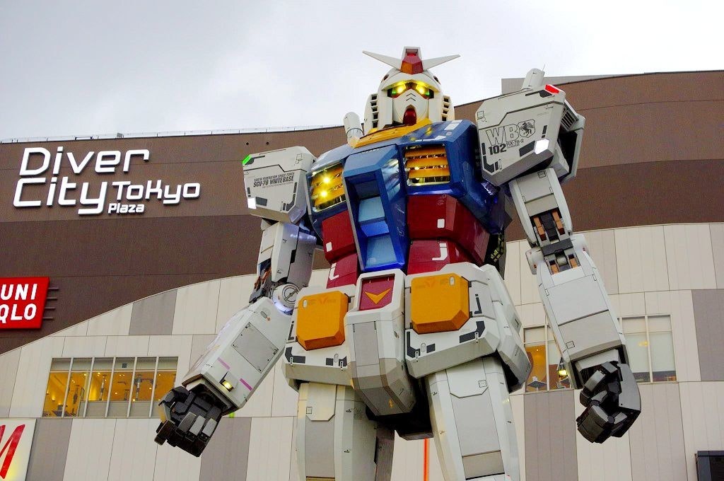 照片中提到了Diver、City Tokyo、WBB,包含了高達雕像、機器人、真人大小的獨角獸高達雕像、RKVV Nederwetten、樂高積木