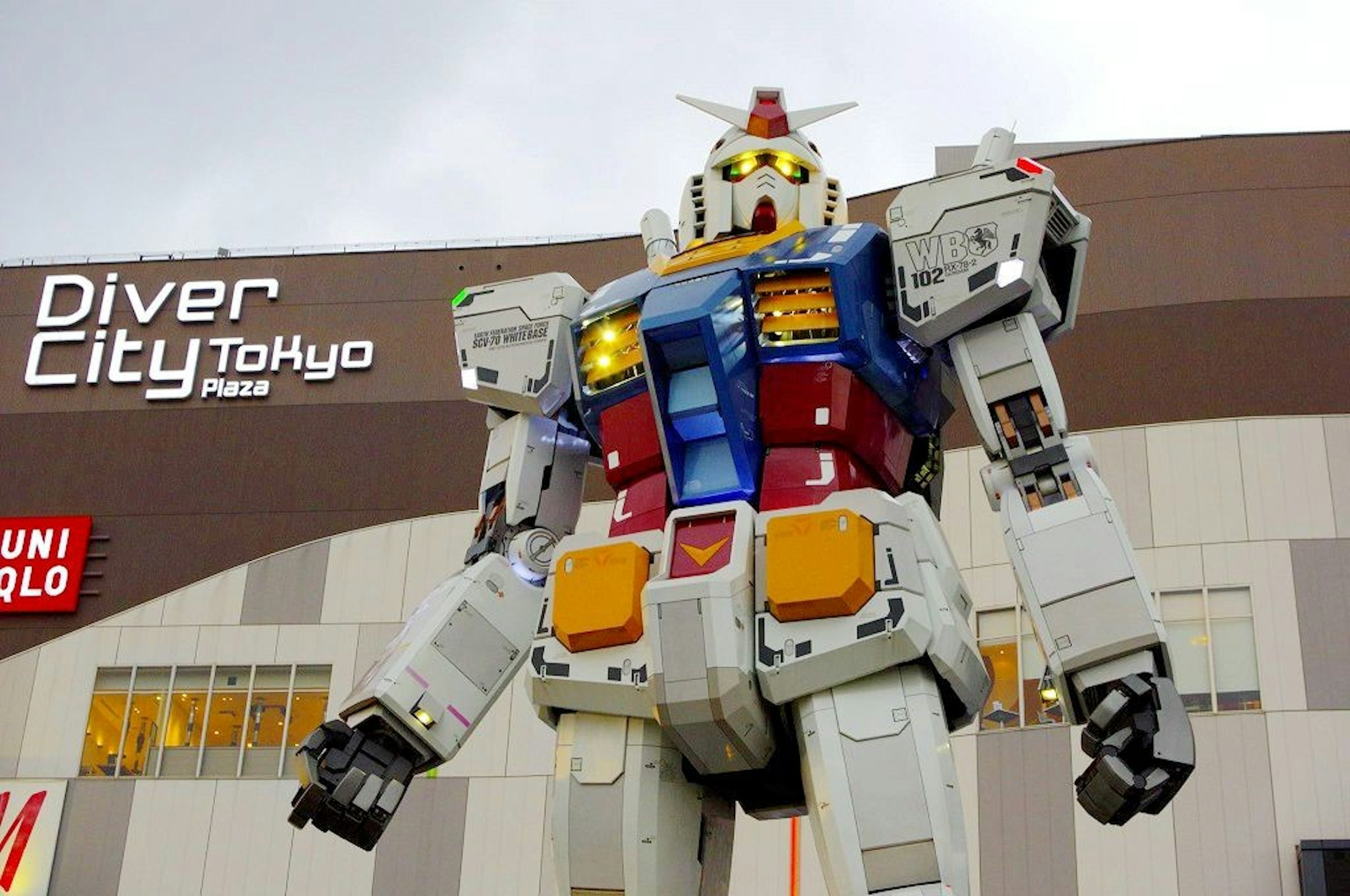 照片中提到了Diver、City Tokyo、WBB，包含了高達雕像、機器人、真人大小的獨角獸高達雕像、RKVV Nederwetten、樂高積木