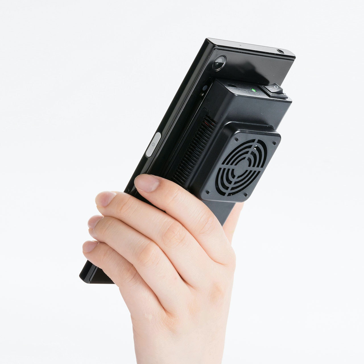 照片中包含了相機配件、三和供應、Sanwa Direct 智能手機冷卻器 帶電子功率的即時冷卻 Peltier 元件 可充電智能手機冷卻 400-CLN027、電腦、手機