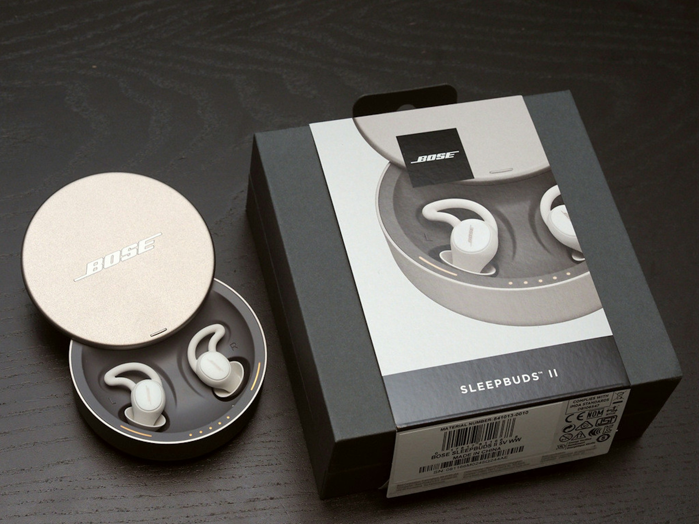 照片中提到了BOSE、BOSE、SLEEPBUDS II，跟玻色公司、塞爾福里奇有關，包含了音響器材、產品設計、儀表、視聽設備、電子產品