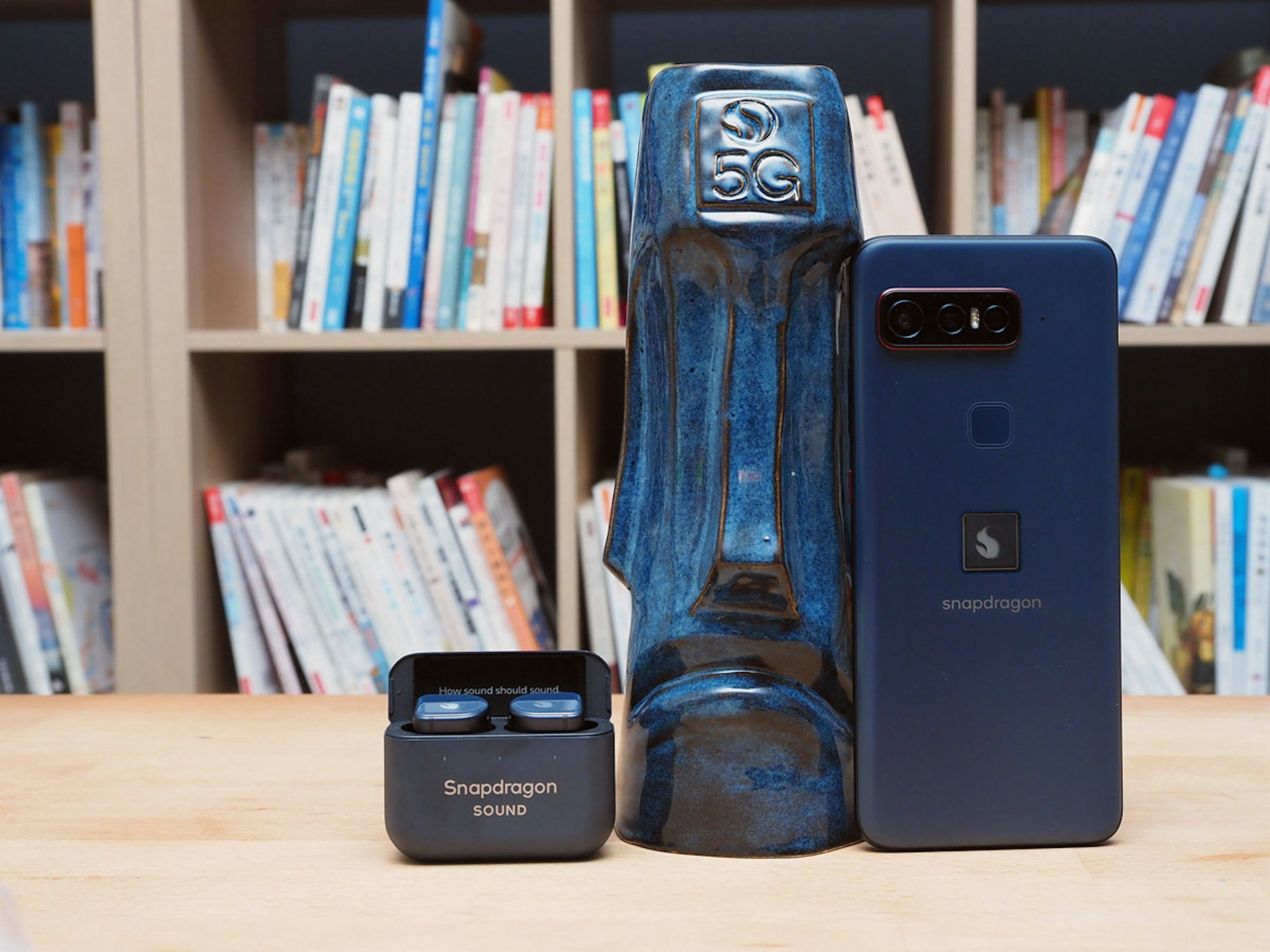 照片中提到了snapdragon、How sound should sound.、Snapdragon，包含了產品設計、產品、電子機器、設計、電子產品