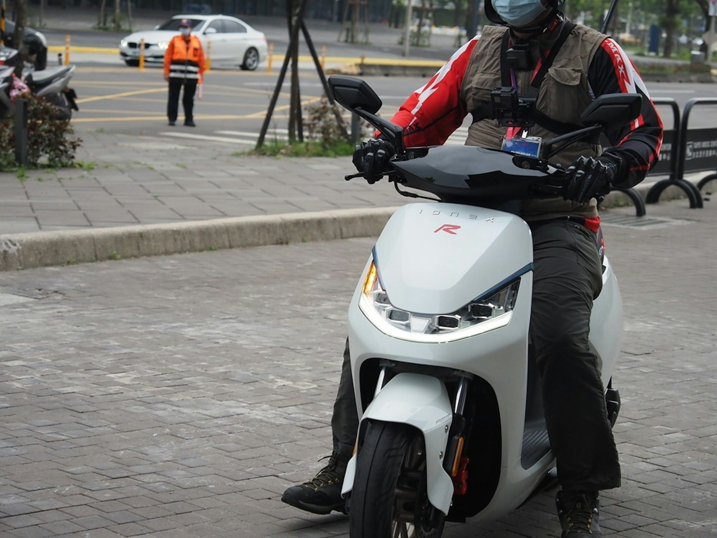 照片中包含了汽車、摩托車配件、摩托車、摩托車、摩托車