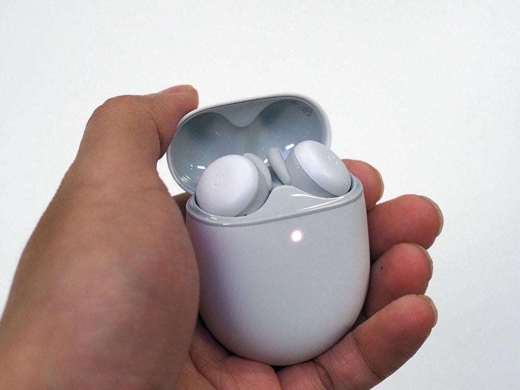 照片中包含了蛋、Google Pixel Buds A 系列、谷歌、Google助手、Google Nest Audio