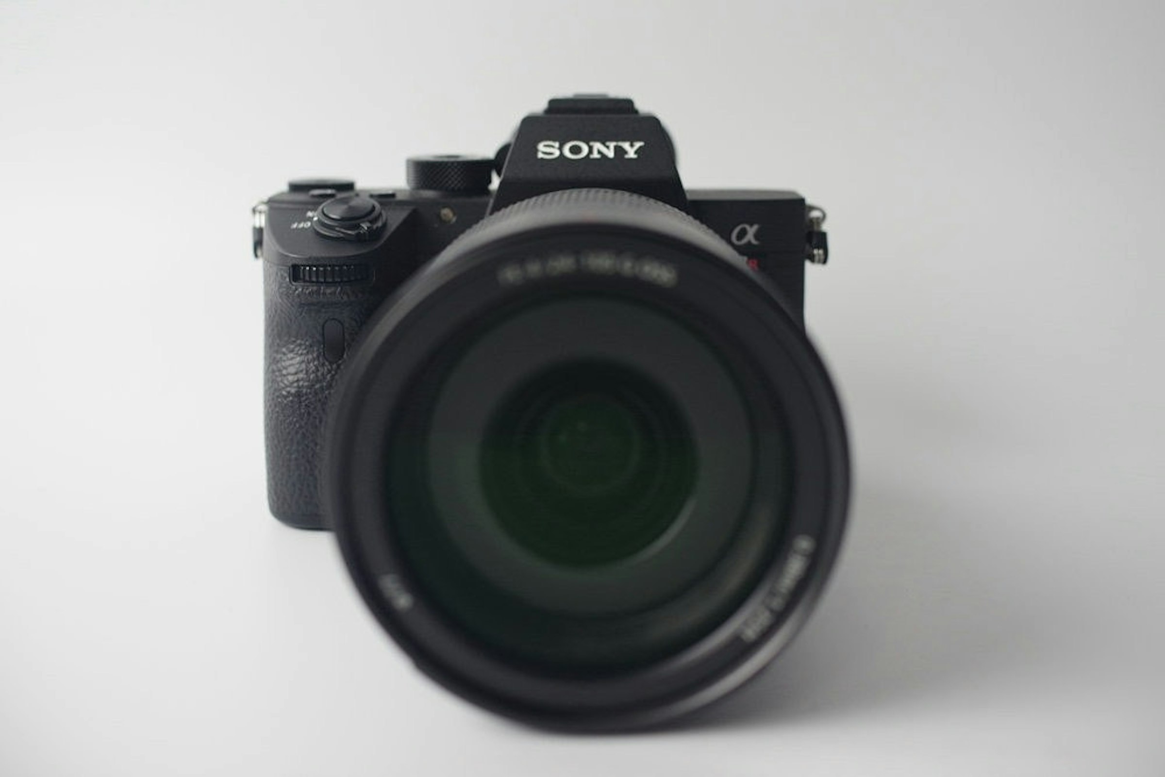照片中提到了SONY，包含了索尼產品、索尼α9、鏡頭、索尼Alpha 9 II、索尼α7RIII
