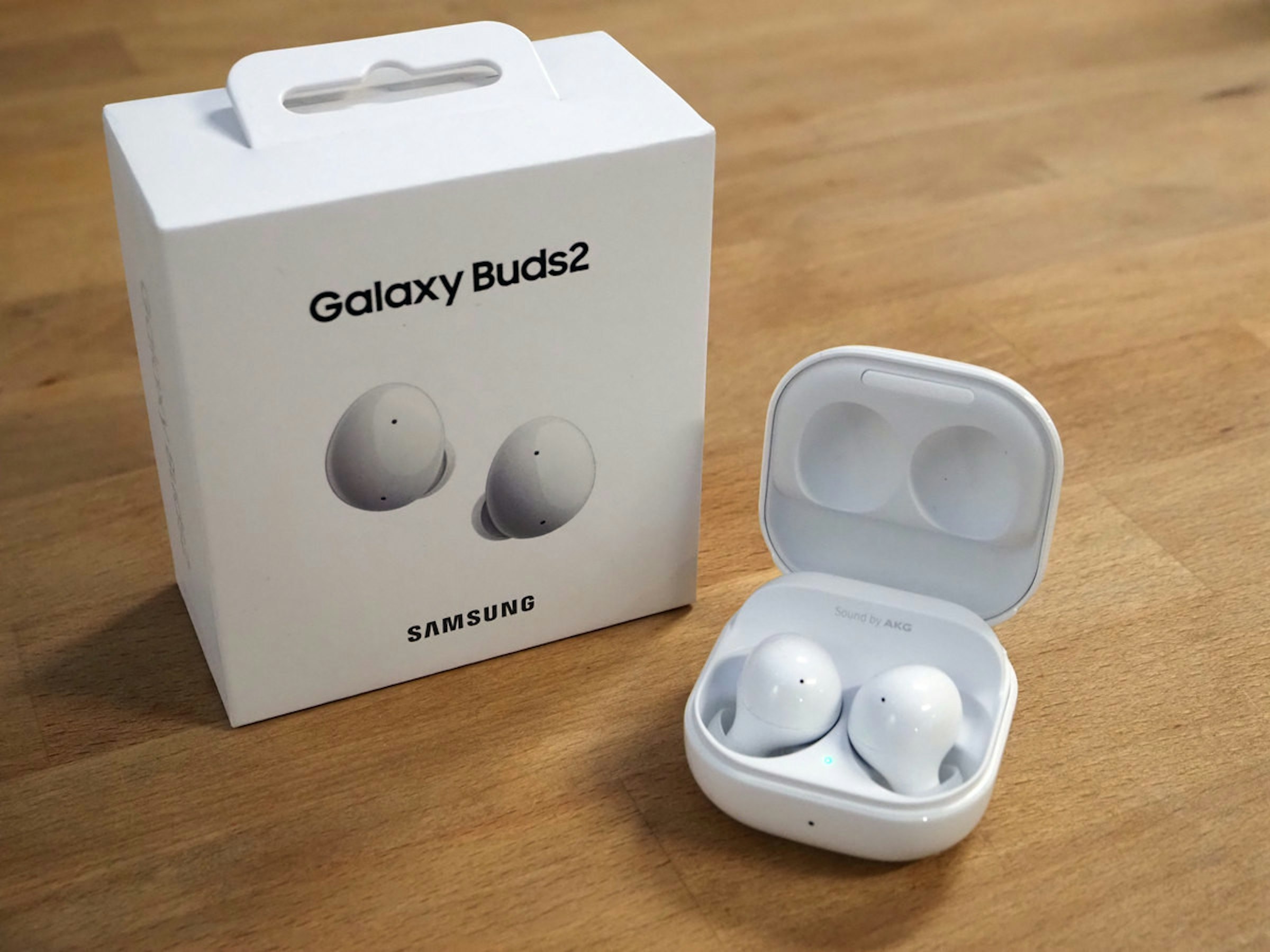 照片中提到了Galaxy Buds2、SAMSUNG、Sound by AKG，跟三星集團有關，包含了電子產品、產品設計、電子產品、產品、電子機器