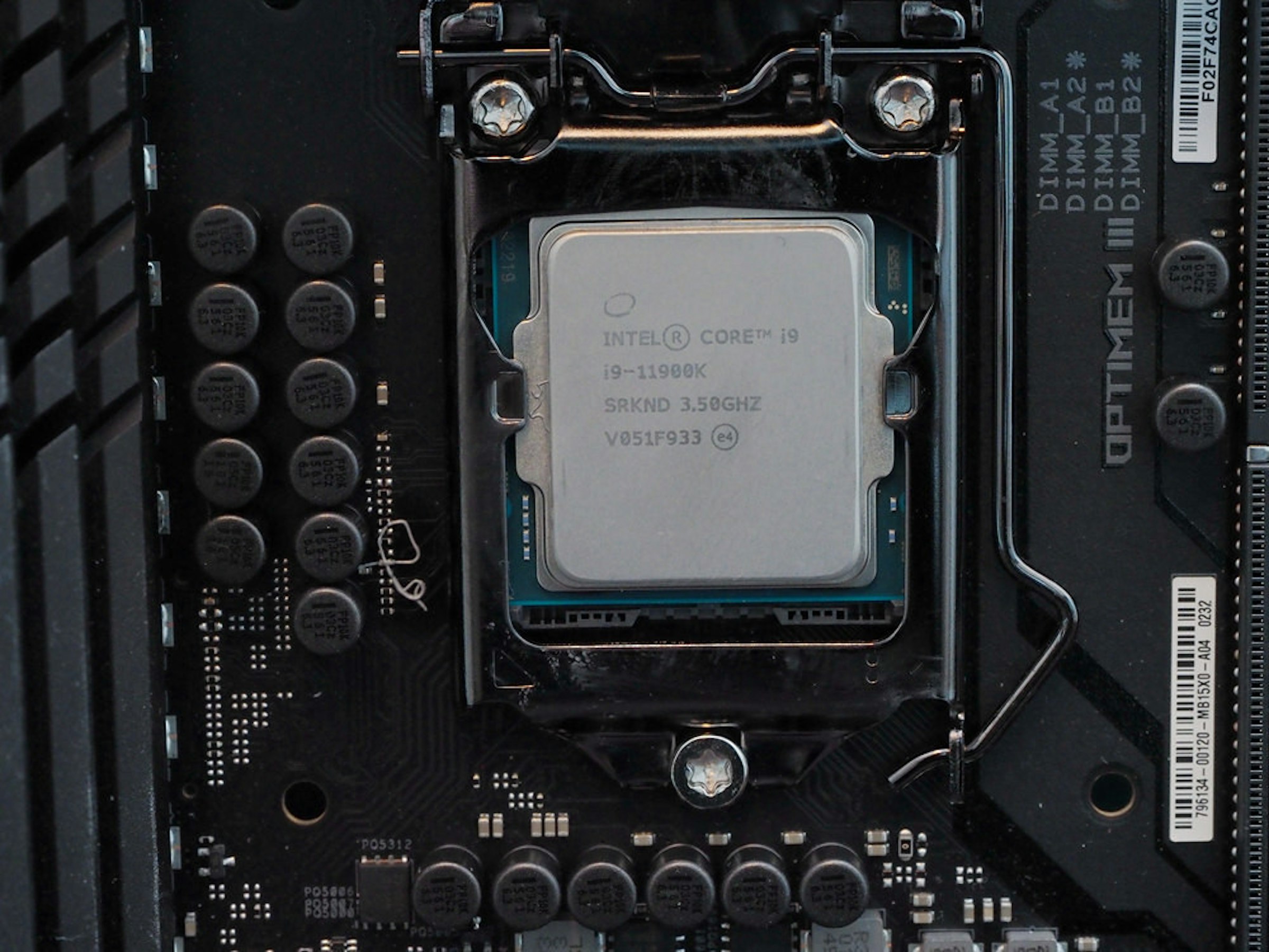 照片中提到了INTEL® CORETH 19、19-11900K、SRKND 3,50GHZ，包含了電腦硬件、電腦硬件、電腦機箱、中央處理器、電腦