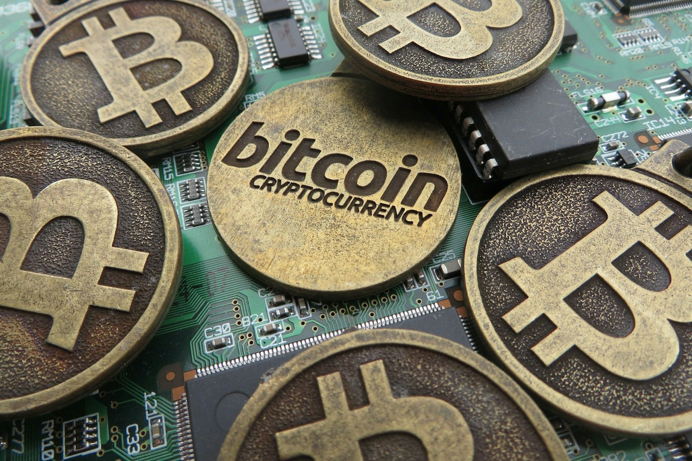 照片中提到了bitcoin、IC14、CRYPTOCURRENCY，跟比特幣、本特利有關，包含了貨幣比特幣、加密貨幣、數字貨幣、貨幣