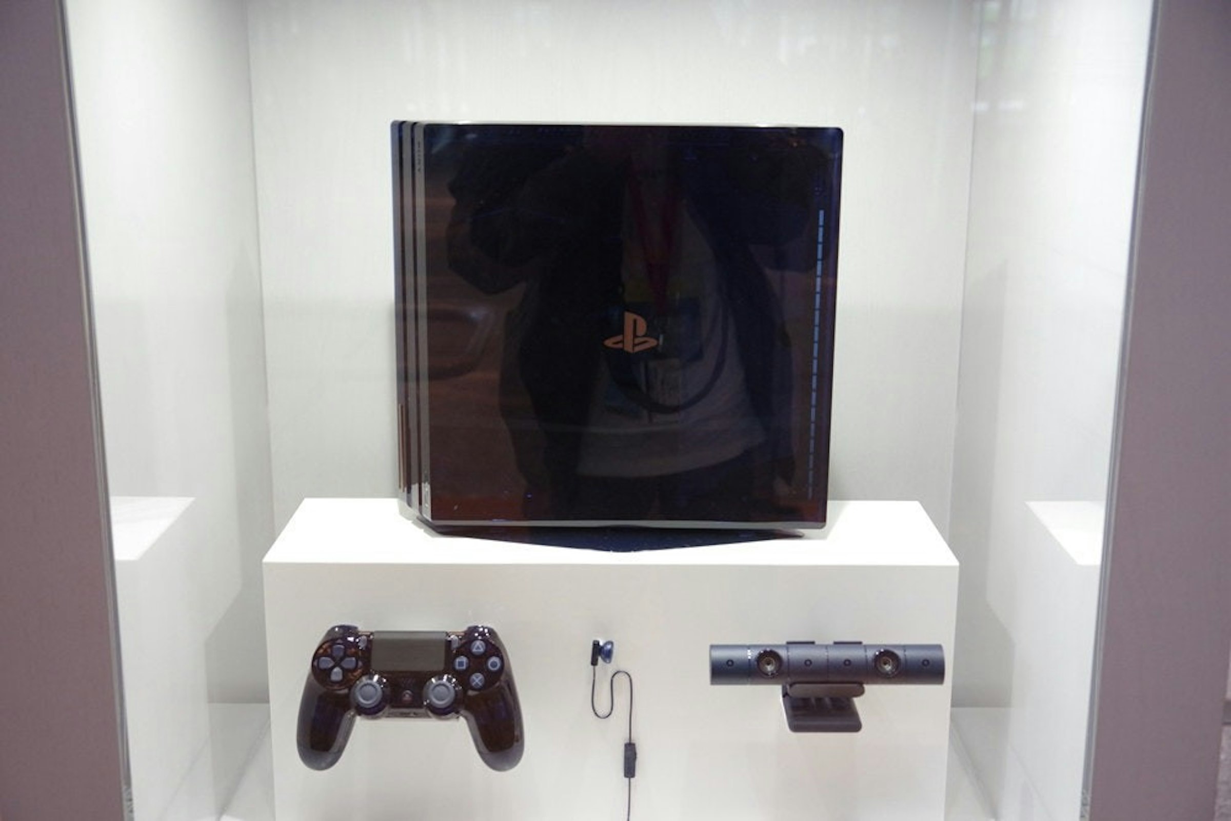 照片中跟PlayStation VR有關，包含了家具類、PlayStation 4專業版、的PlayStation 5、電子產品