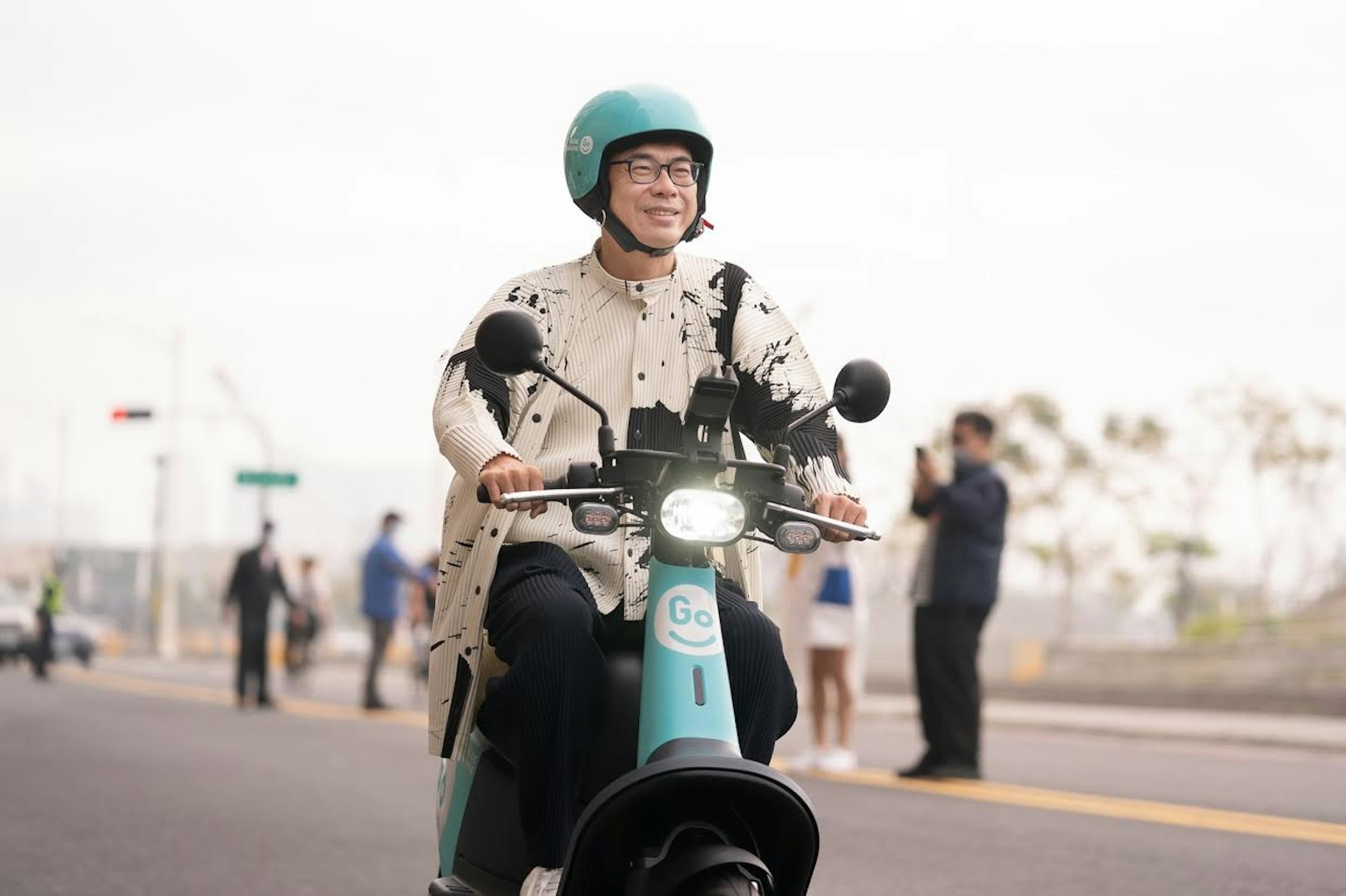 照片中提到了Go，跟吉集團有關，包含了頭盔、汽車、賽格威、頭盔、摩托車