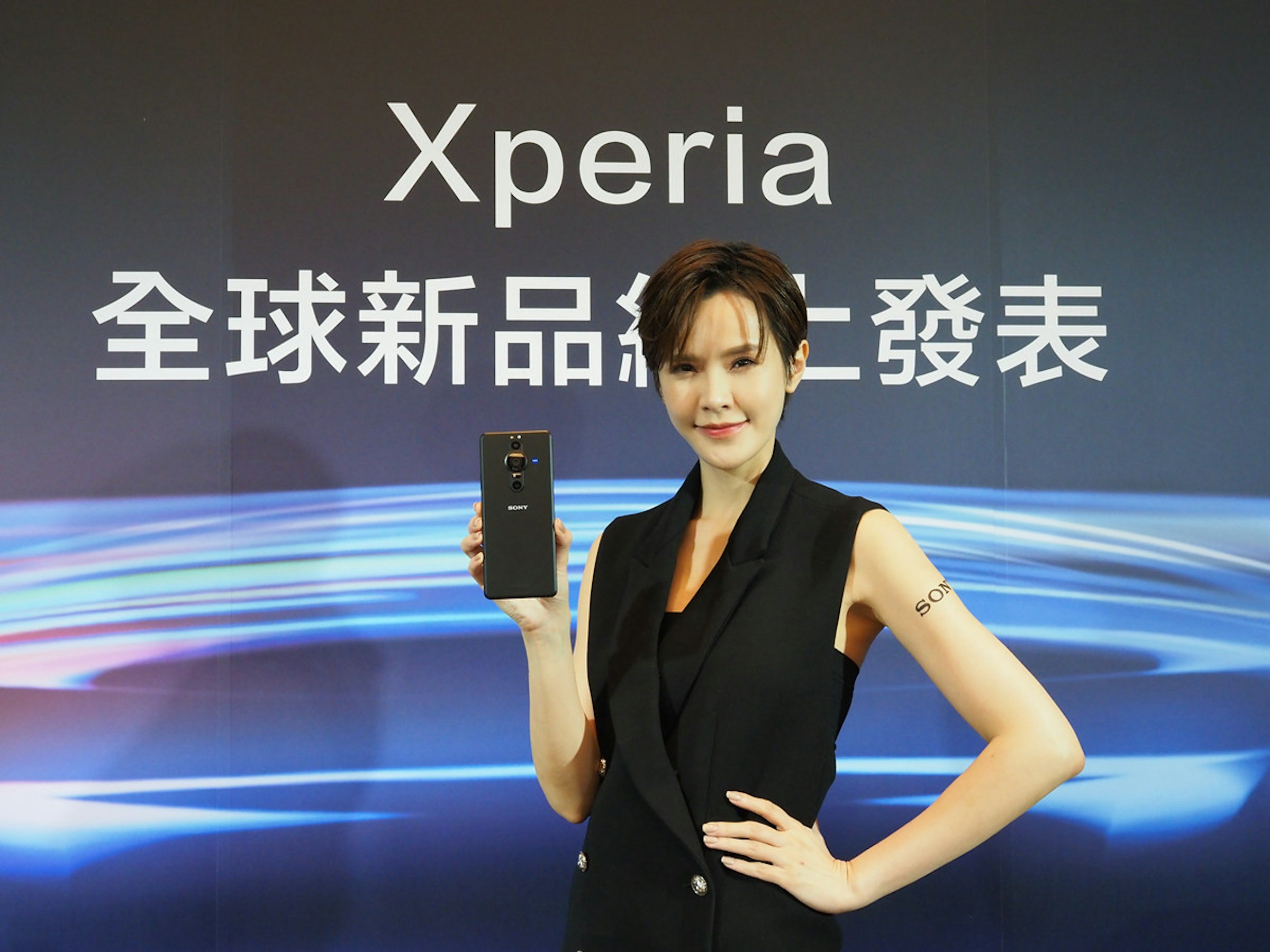 照片中提到了Хperia、全球新品と發表、SON，包含了新光三越、益博睿PLC、索尼手機、索尼Xperia、了索尼