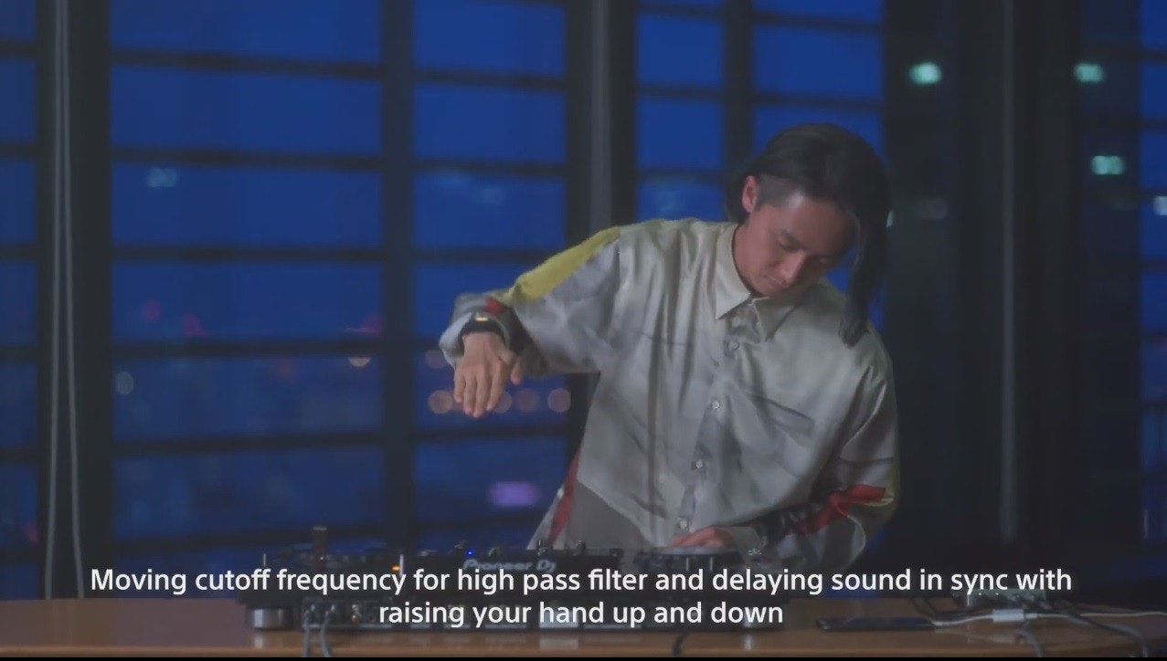 照片中提到了Moving cutoff frequency for high pass filter and delaying sound in sync with、raising your hand up and down，包含了階段、公開演講、言語、娛樂、現象