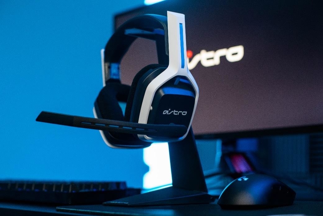 照片中提到了vero、ンヒra,包含了頭戴式耳機、的PlayStation 5、ASTRO遊戲A20、遊戲耳機、耳機