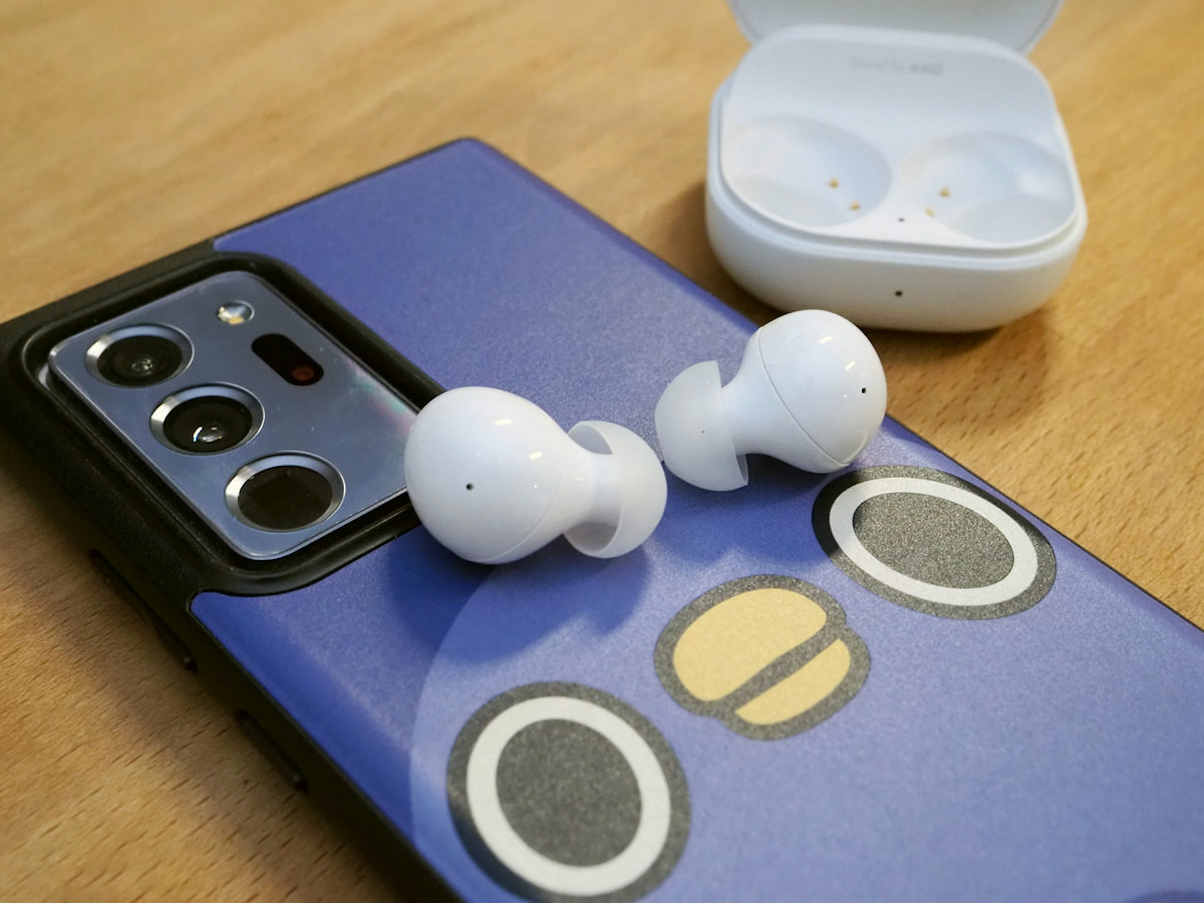 照片中包含了遊戲控制器、電子配件、產品設計、遊戲控制器、便攜式媒體播放器