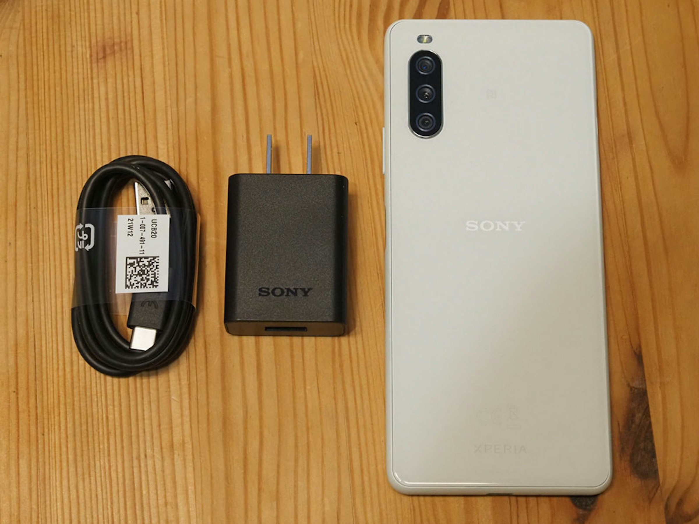 照片中提到了SONY、SONY、XPERIA，跟歐洲蠟中心有關，包含了電子配件、功能手機、電子配件、手機、產品設計