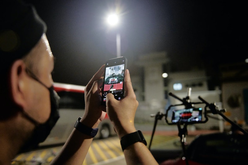 Ferrari 香港代理利用 iPhone 12 Pro Max 為 V8 GT Portofino M 與 SF90 Stradale 拍攝廣告，活用手機靈巧特性輕鬆拍出遊戲機視角特色
