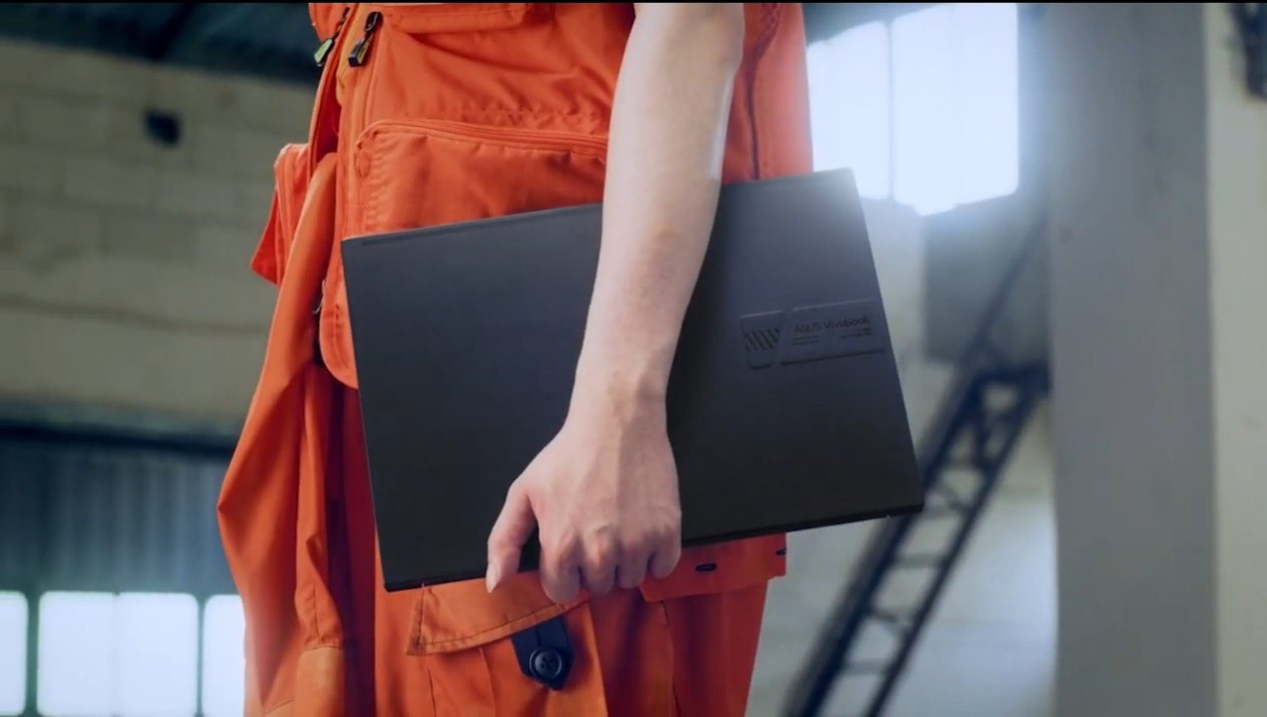 照片中提到了ASUS Vivebook，跟美國航空公司有關，包含了橙子、手提包、紡織品、時尚