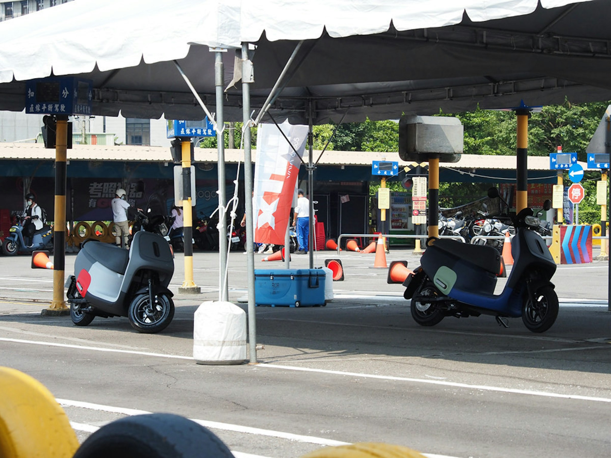 照片中提到了直線平衡駕駛 1EIR、考照。、有，包含了汽車、汽車、街、城市MD
