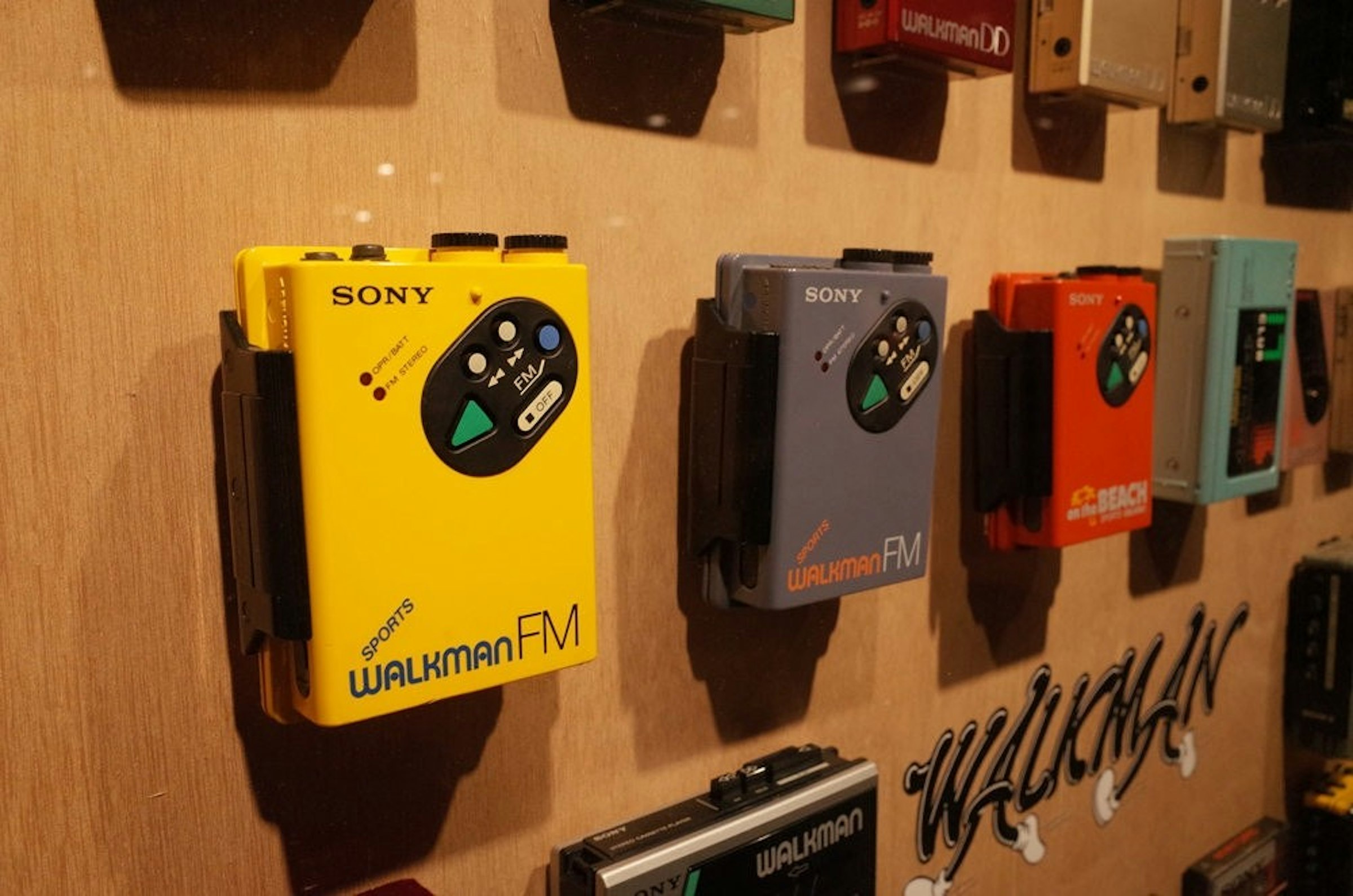 照片中提到了WALHMAN DD、SONY、SONY，跟隨身聽、Wyndham的WorldMark有關，包含了隨身聽、銀座索尼公園、索尼隨身聽、索尼公司、Tps-l2