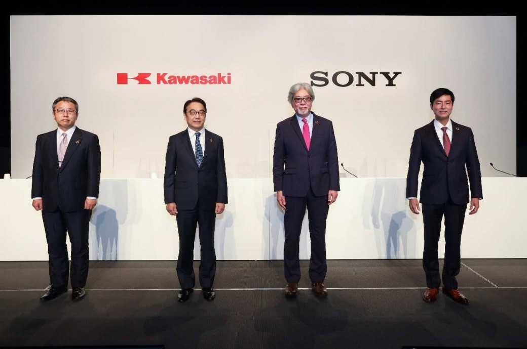 照片中提到了K Kawasaki、SONY，跟了索尼、川崎重工有關，包含了川崎重工、商人、企業家、商業