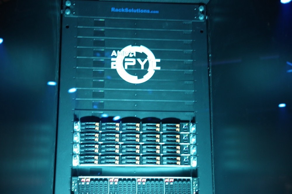 照片中提到了RackSolutions.com、AMA,包含了顯示裝置、py、禪宗2、電腦、Advanced Micro Devices公司