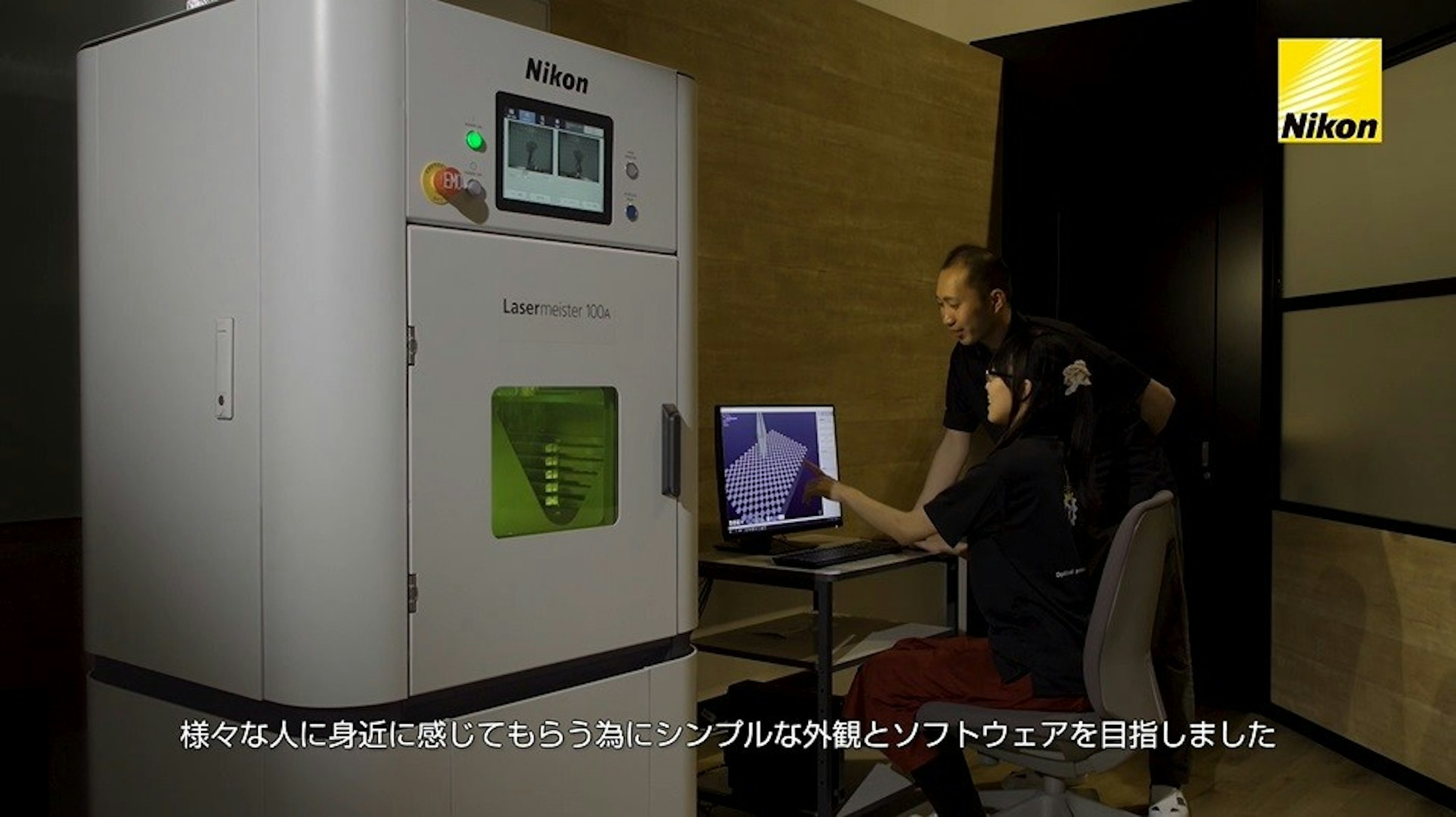 照片中提到了Nikon、Nikon、EM，跟尼康有關，包含了家用電器、機、產品設計、器具、設計