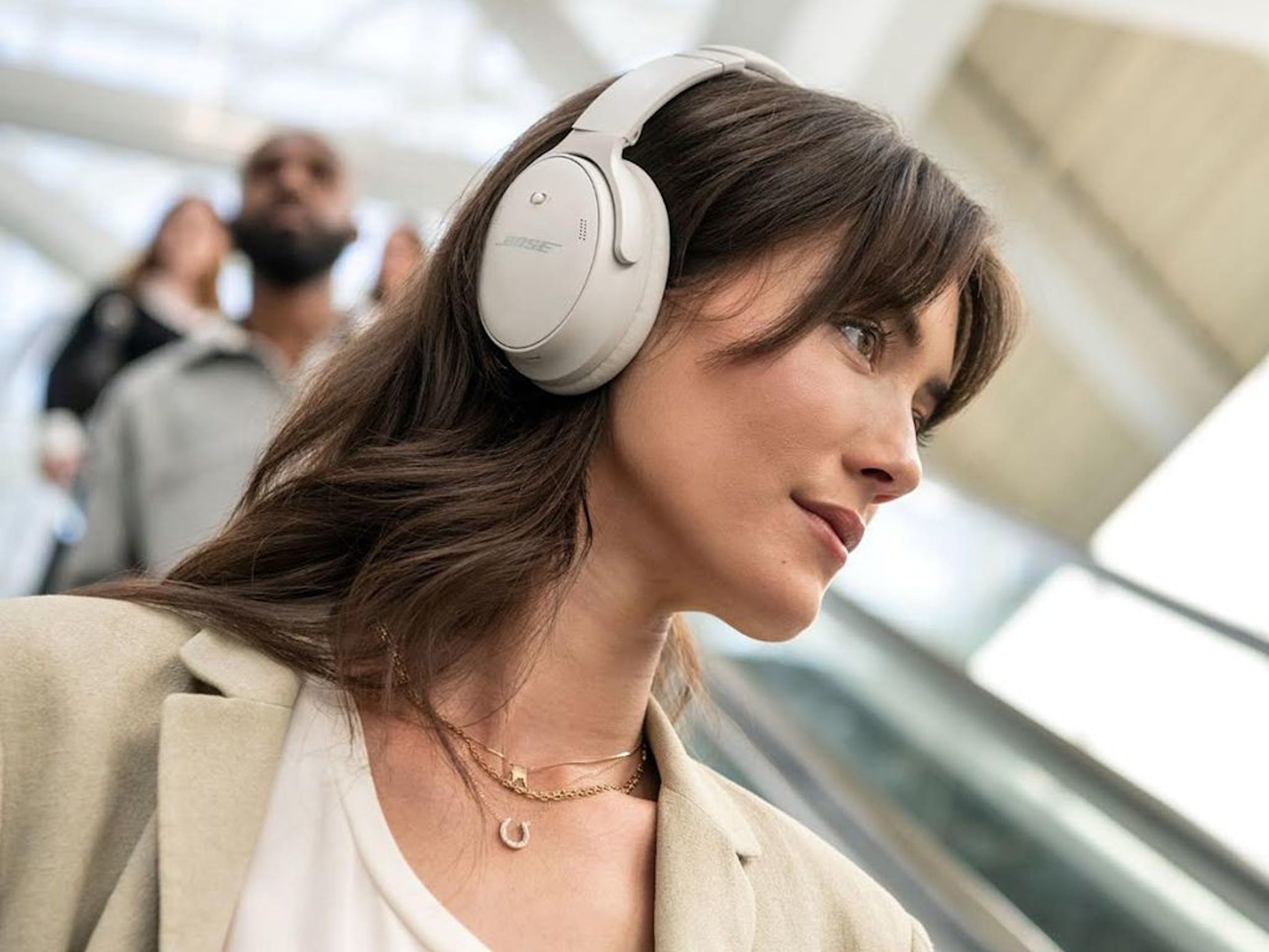 照片中包含了百色安靜舒適 45、Bose QuietComfort 35 II、Bose QuietComfort 45 無線降噪耳機、Bose QuietComfort 35、玻色
