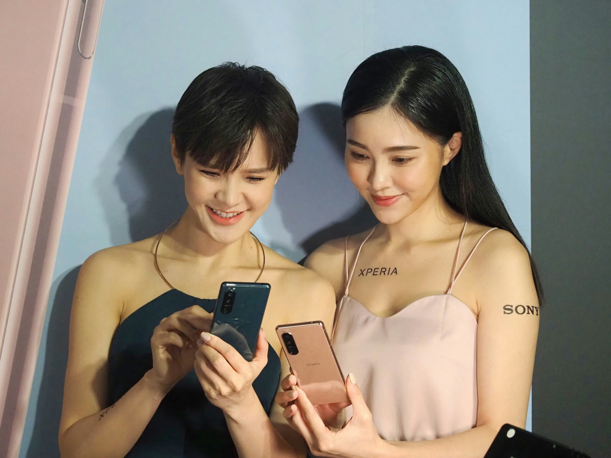 照片中提到了XPERIA、SONY，包含了美女、電子機器、電子產品、美人