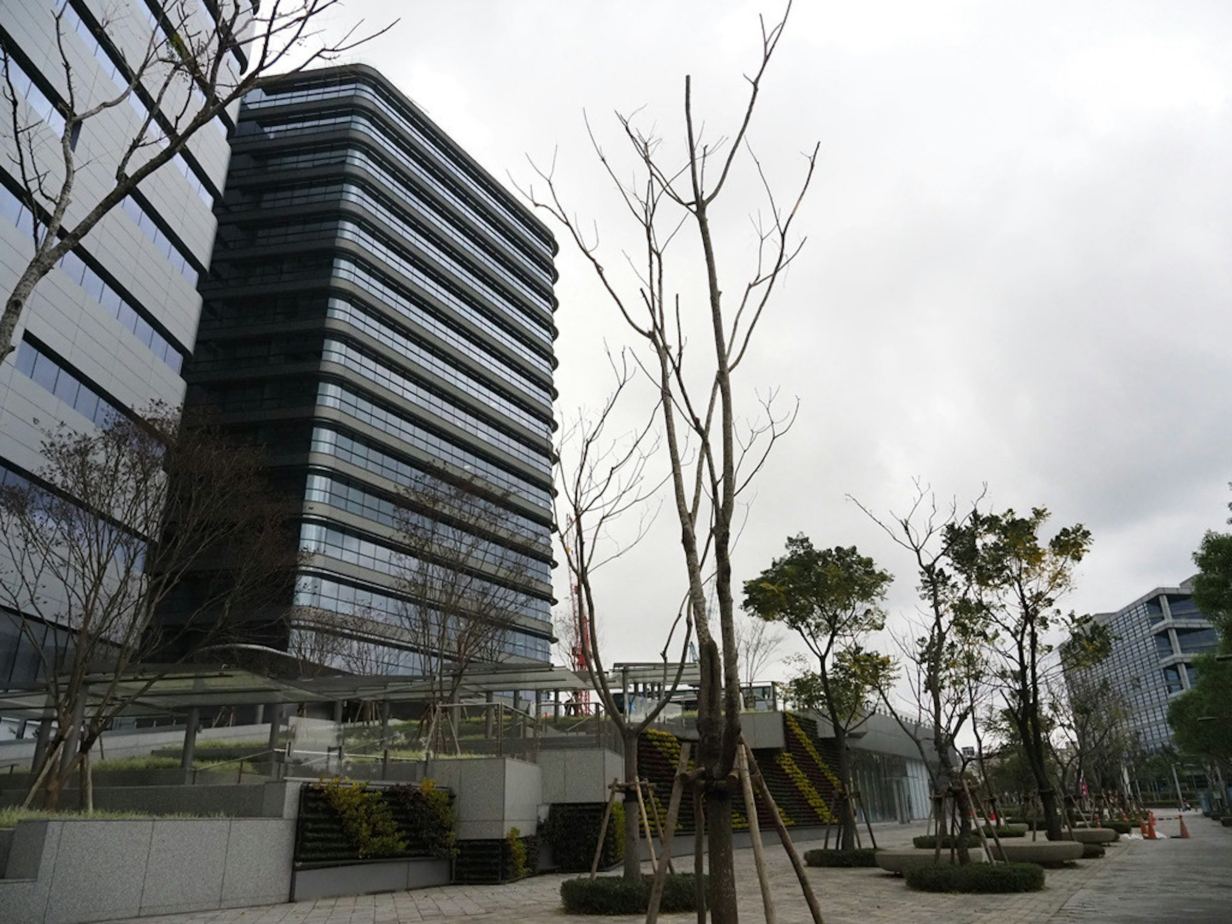 照片中包含了建築、高層建築、居住區、混合使用、摩天大廣告