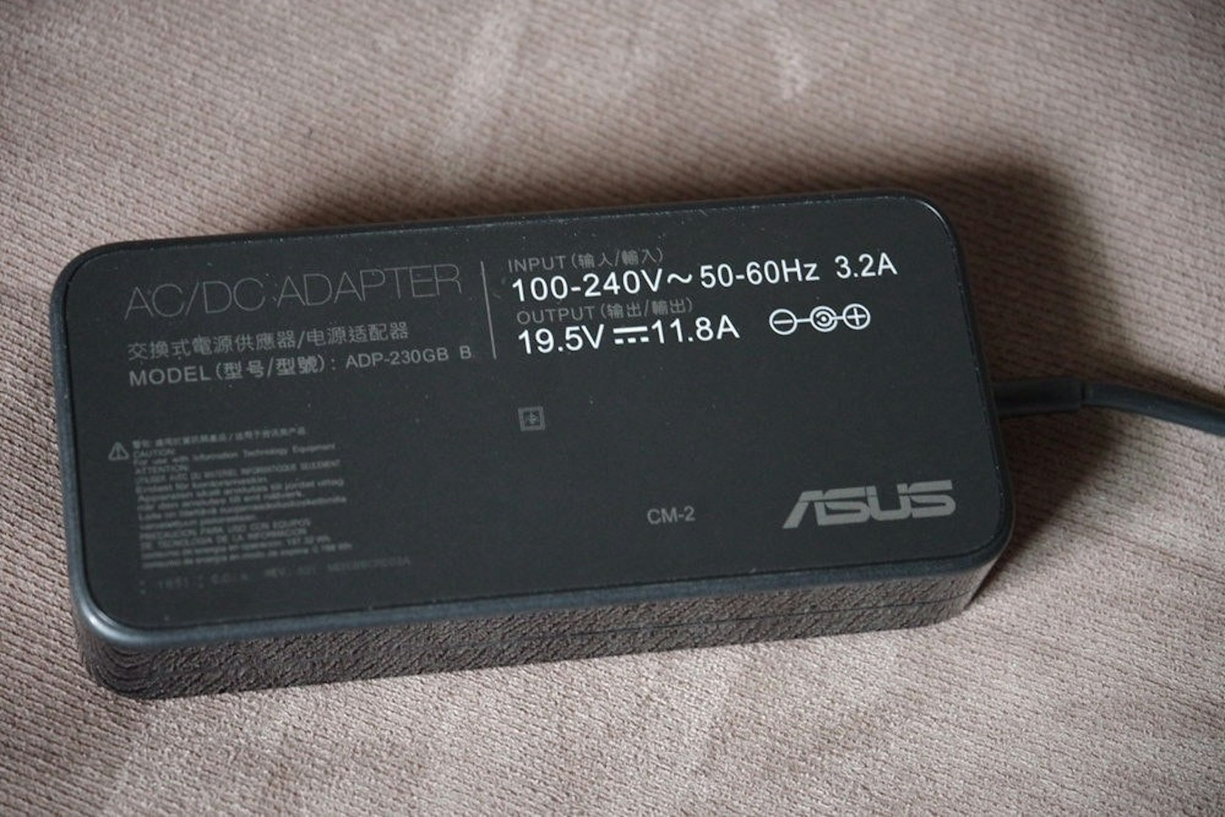 照片中提到了INPUT (AA/GA)、100-240V^~50-60HZ 3.2A、OUTPUT ( /M)，跟華碩有關，包含了電子配件、華碩、電腦、華碩ROG Zephyrus GX501、電子配件